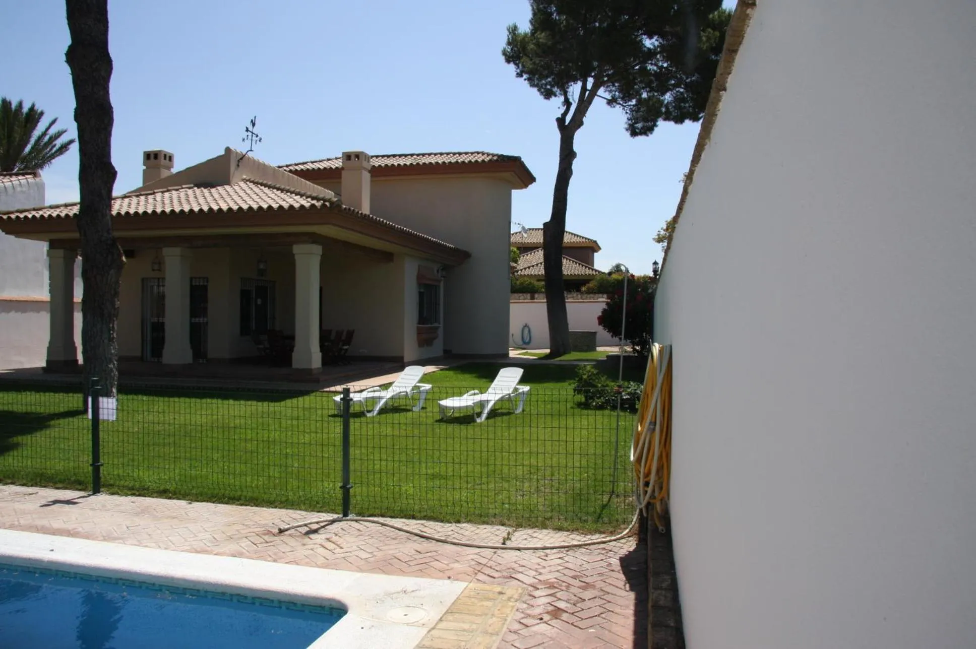 Moderno y amplio chalet, con piscina privada