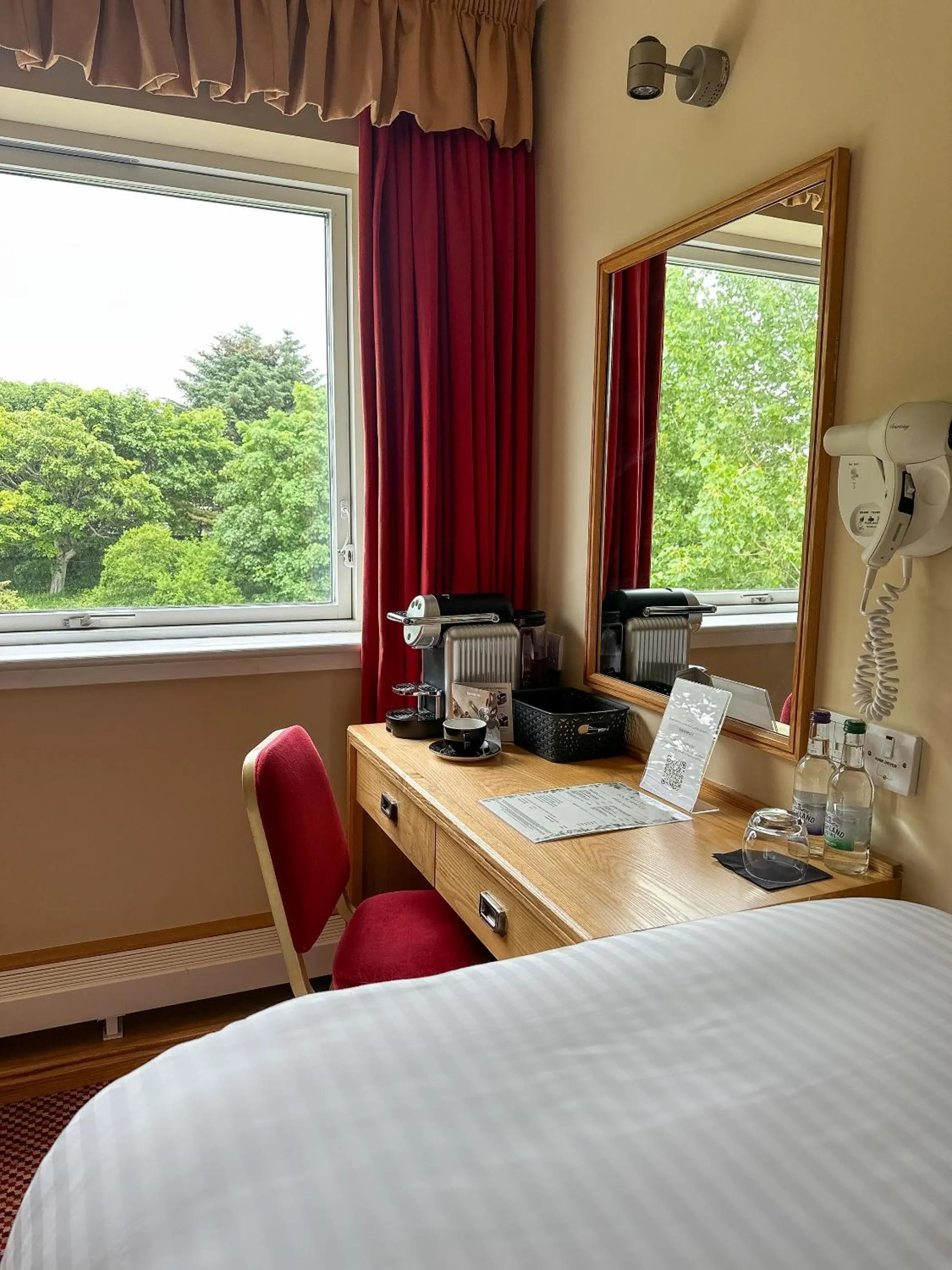 Coffee/tea facilities, Bed in Cabarfeidh Hotel