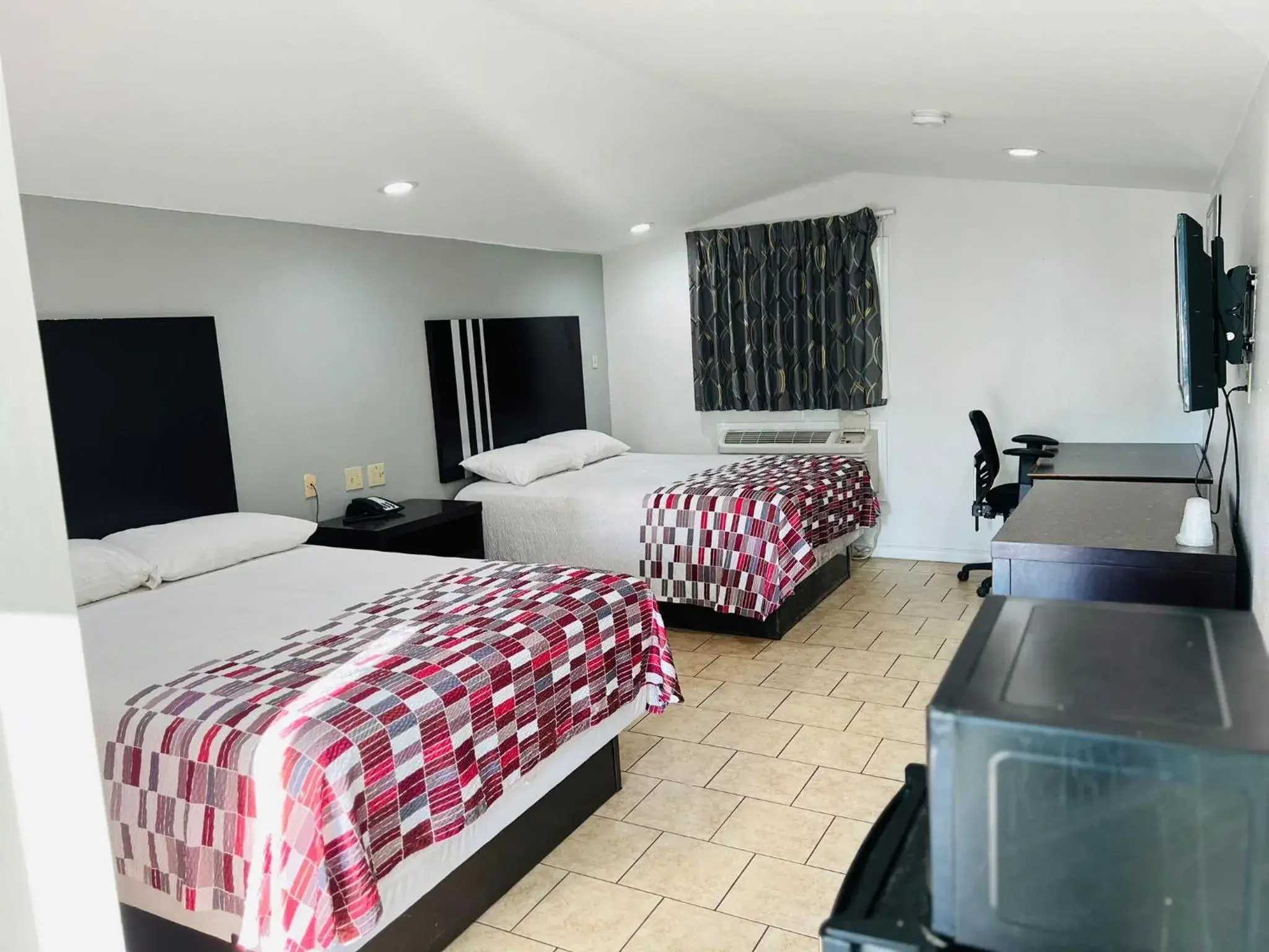 Deluxe Queen Room with Two Queen Beds in Safari Inn Motel Deluxe Queen Room with Two Queen Beds in Safari Inn Motel