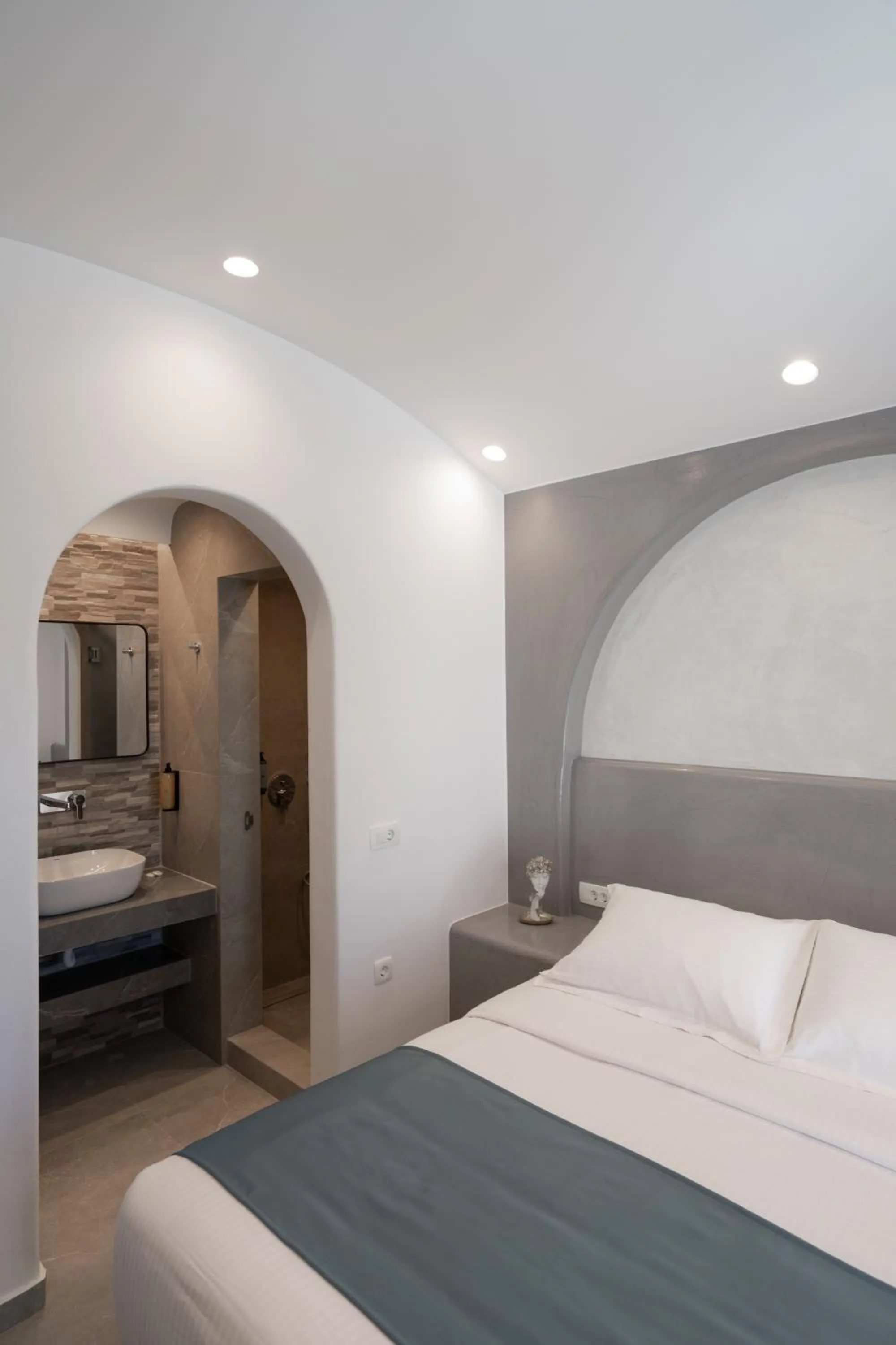 Shower, Bed in Griseo Villas