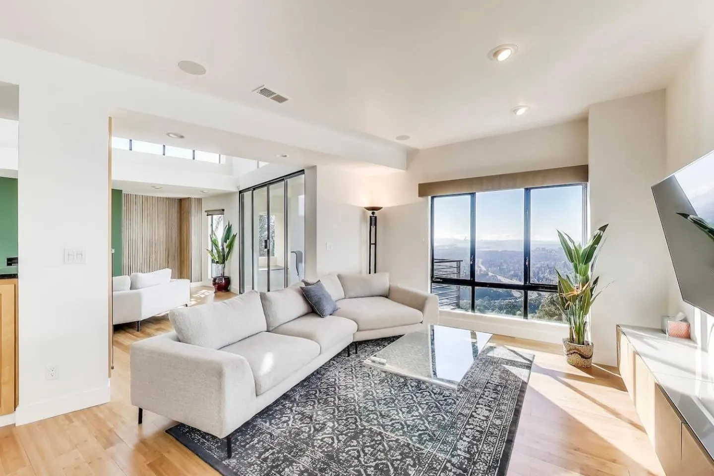 TV and multimedia in Luxurious Hillside Home wAC & Gorgeous SF Views!