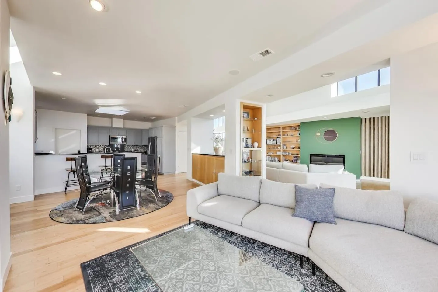 TV and multimedia in Luxurious Hillside Home wAC & Gorgeous SF Views!