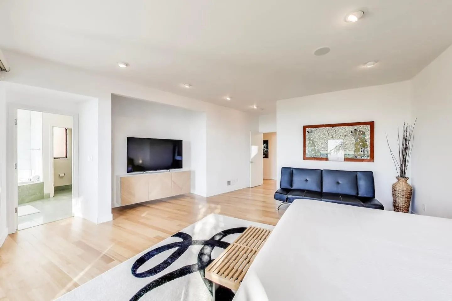 Bed in Luxurious Hillside Home wAC & Gorgeous SF Views!