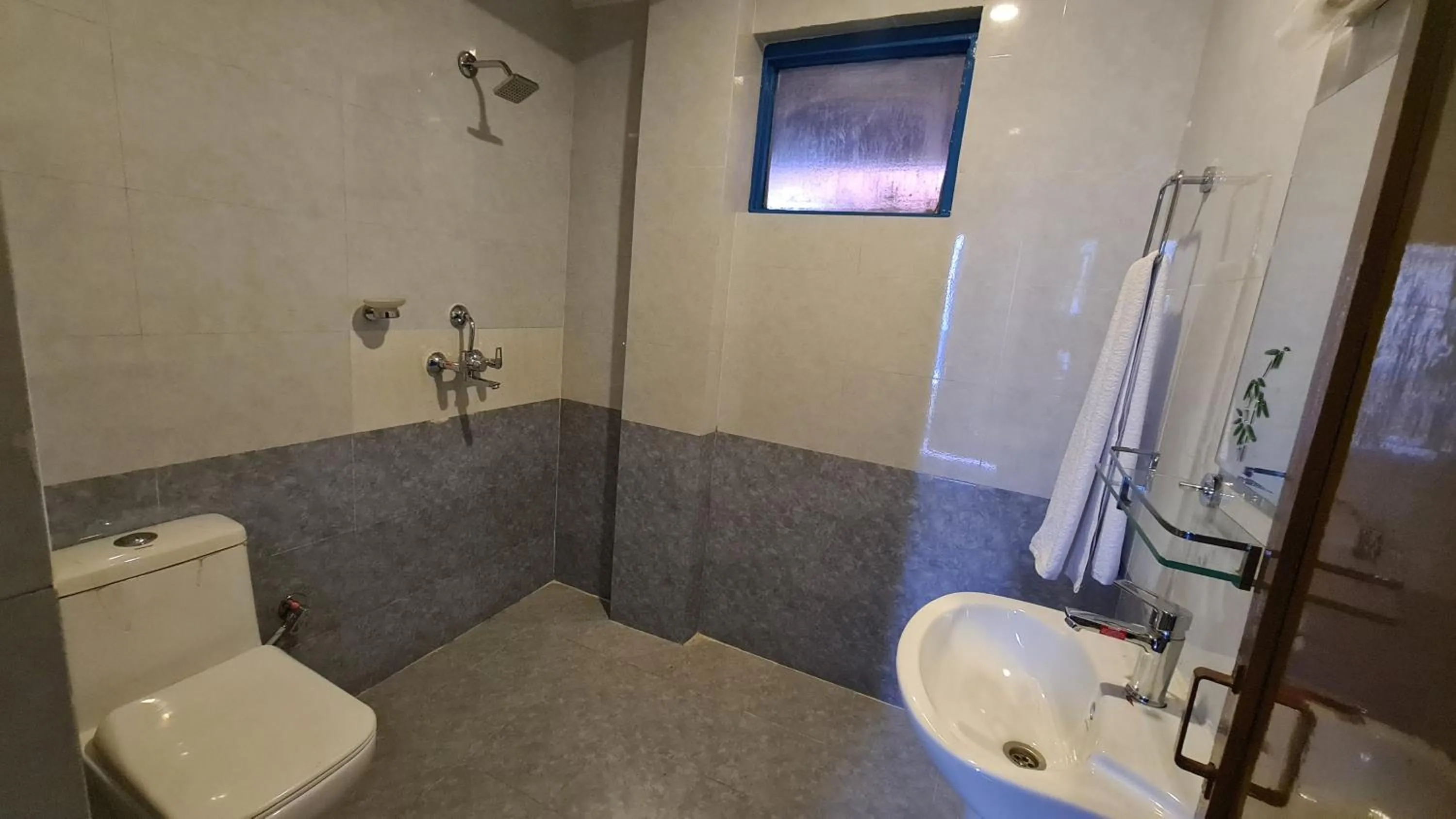 Shower in Temple Town Inn