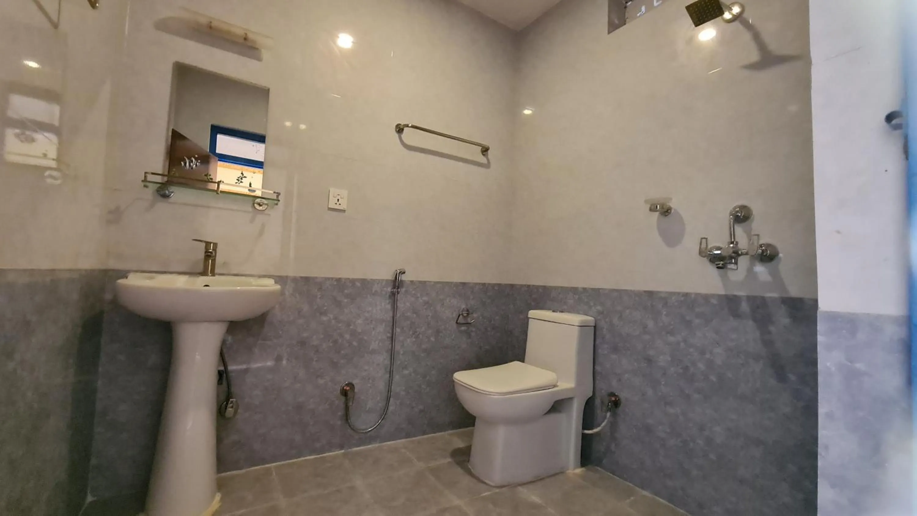 Toilet in Temple Town Inn