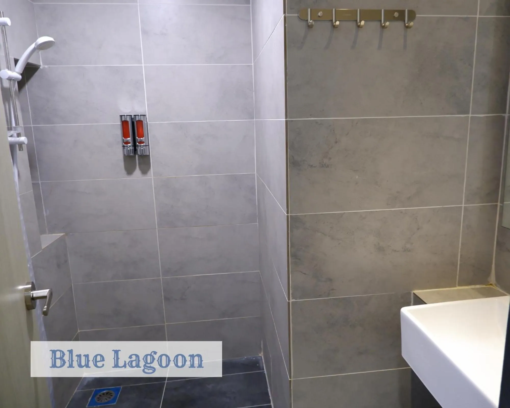 Shower in Roxy Sematan Townhouse - Blue Lagoon