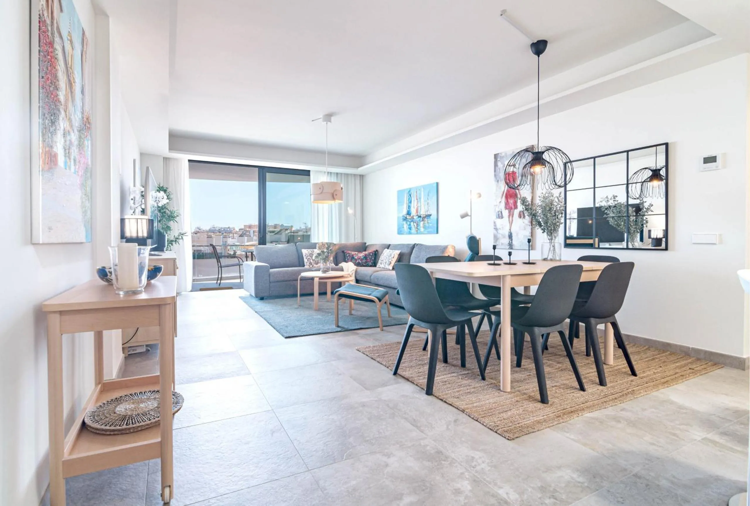 Communal lounge/ TV room in INF26H- Comfortable and spacious city apartment