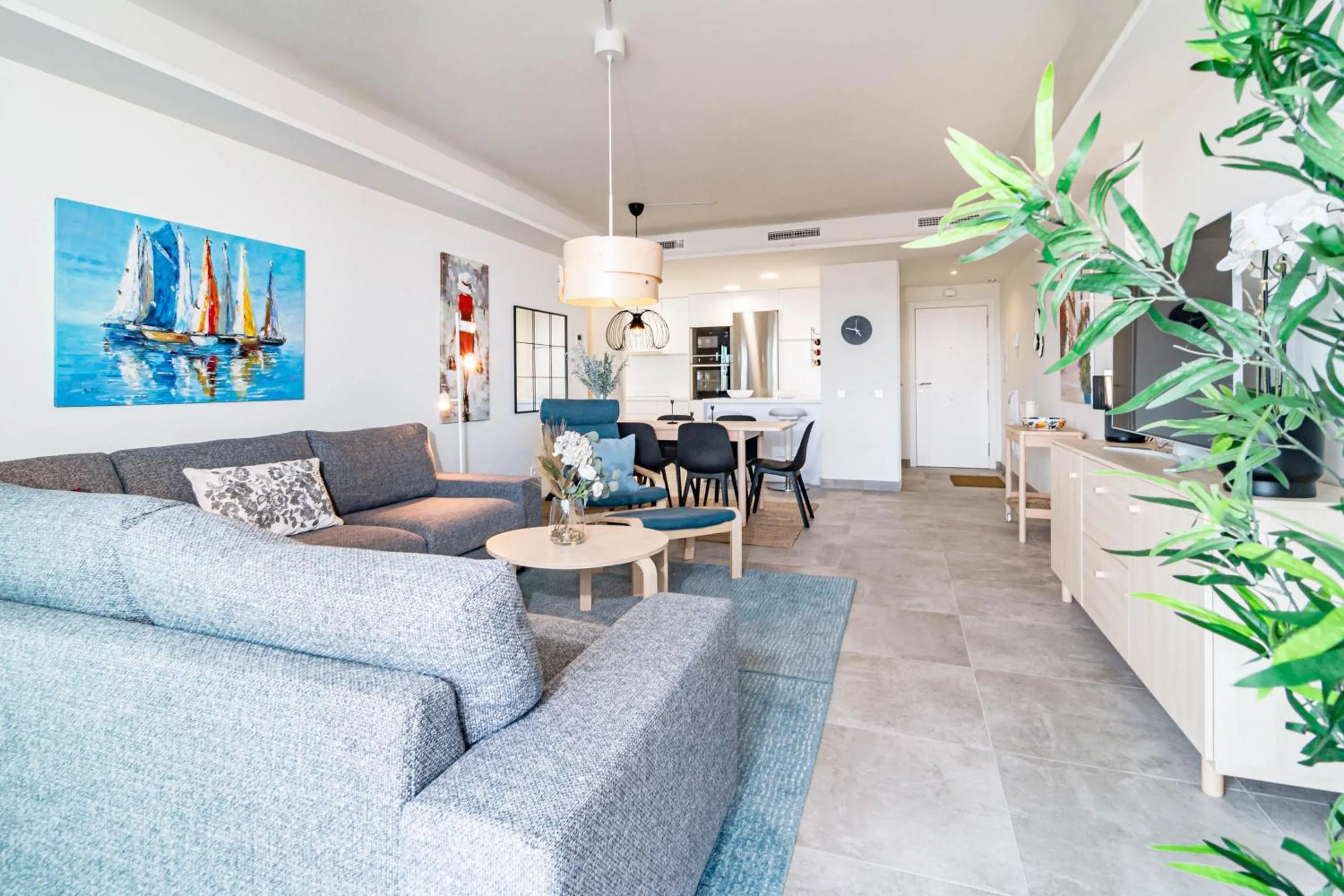 Communal lounge/ TV room in INF26H- Comfortable and spacious city apartment