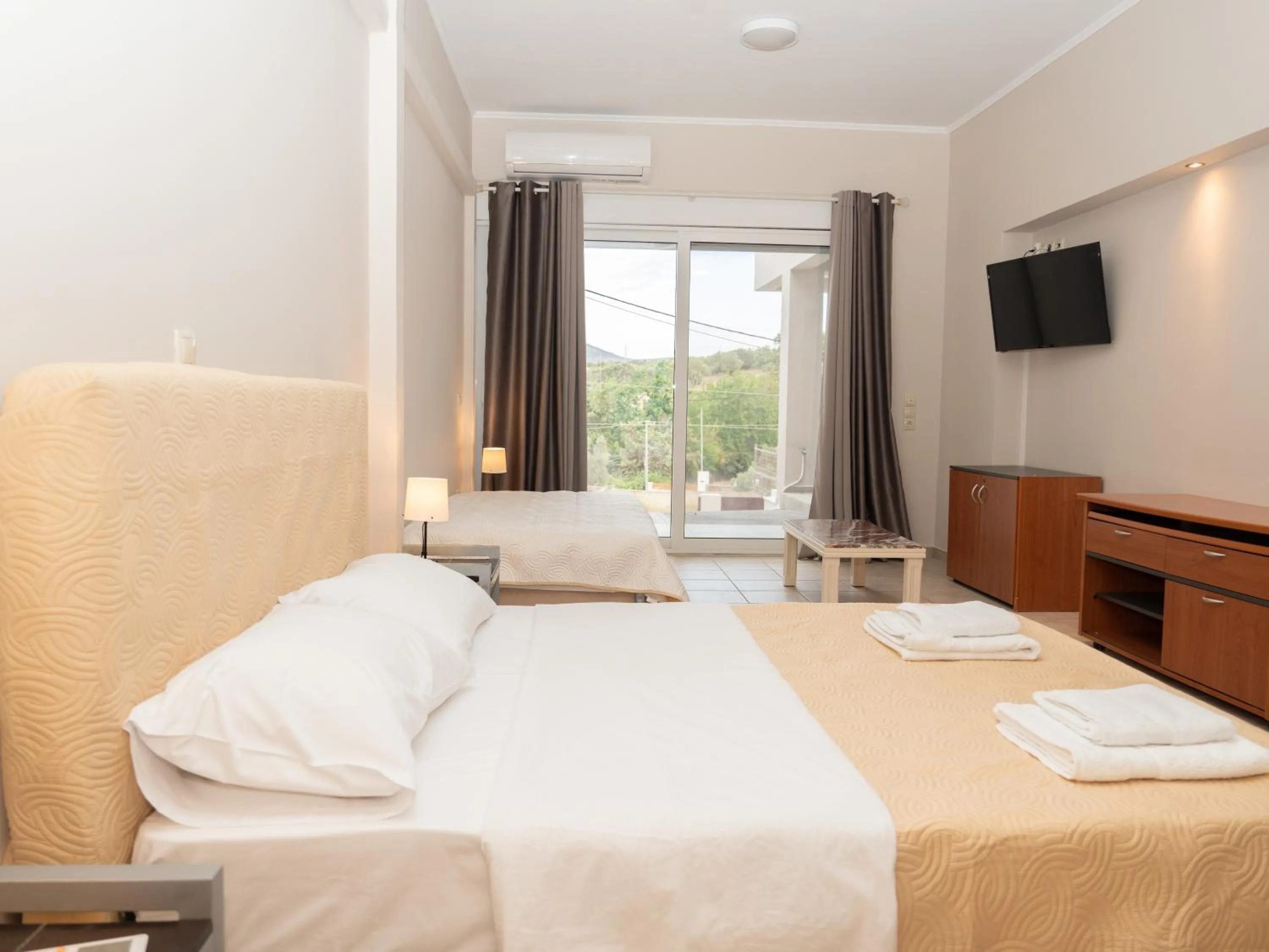 TV and multimedia, Bed in ALLAGIANNIS GROUP APARTMENTS