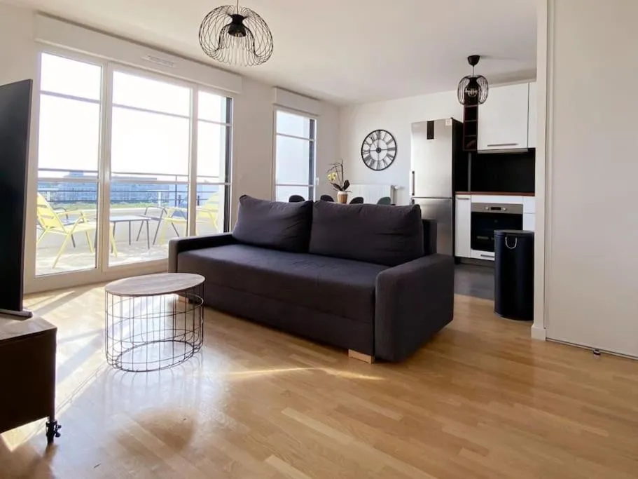 Communal lounge/ TV room in Suite Riviera - Vue Disneyland