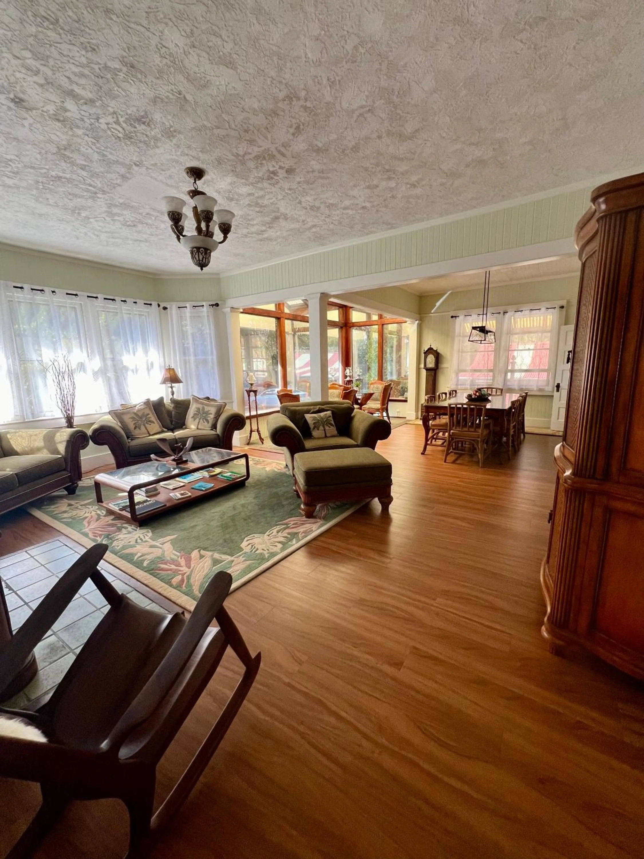 Communal lounge/ TV room in Aloha Junction Bed and Breakfast -Minutes away from Hawaii Volcanoes National Park