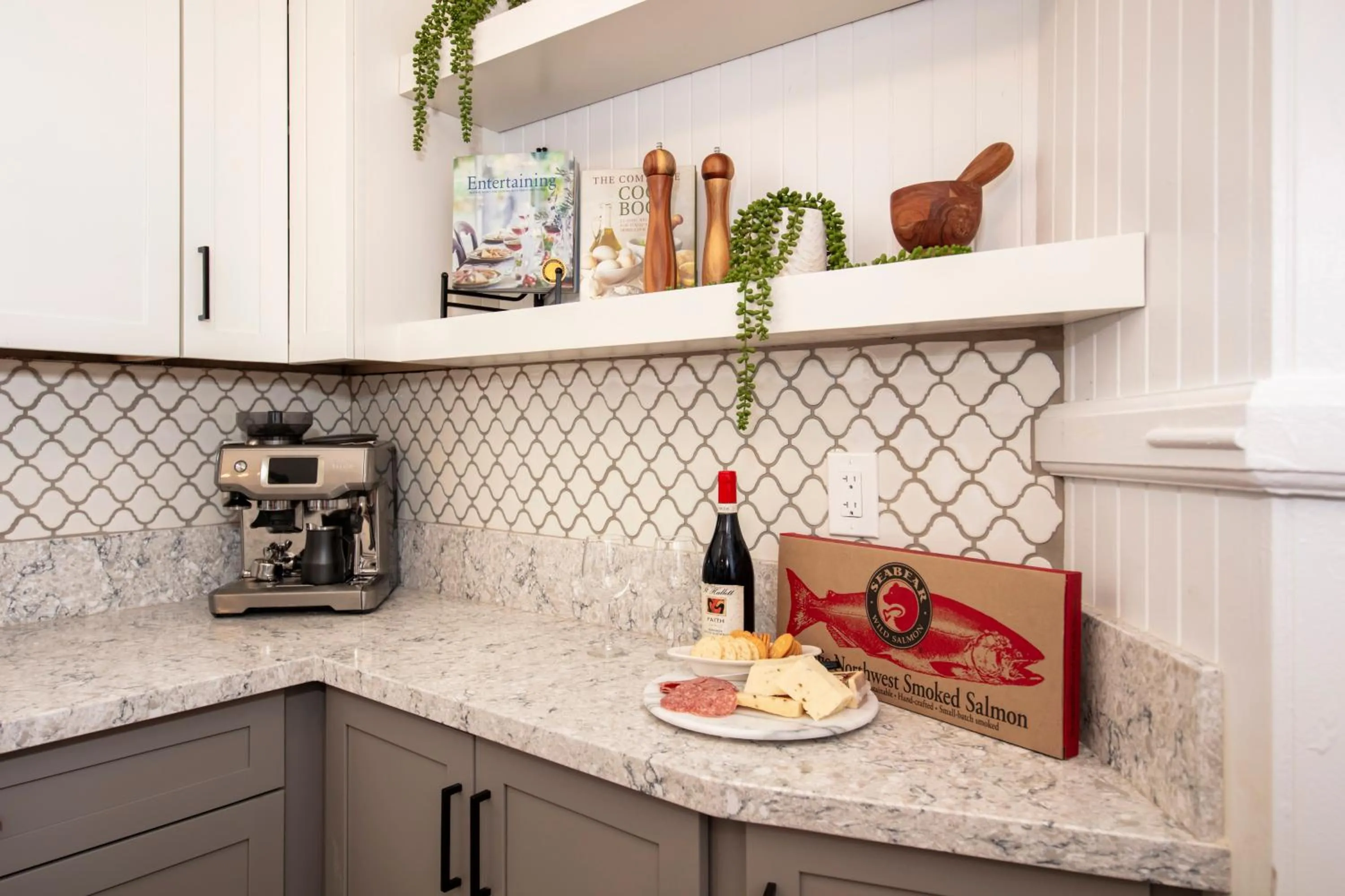 kitchen in Aloha Junction Bed and Breakfast -Minutes away from Hawaii Volcanoes National Park