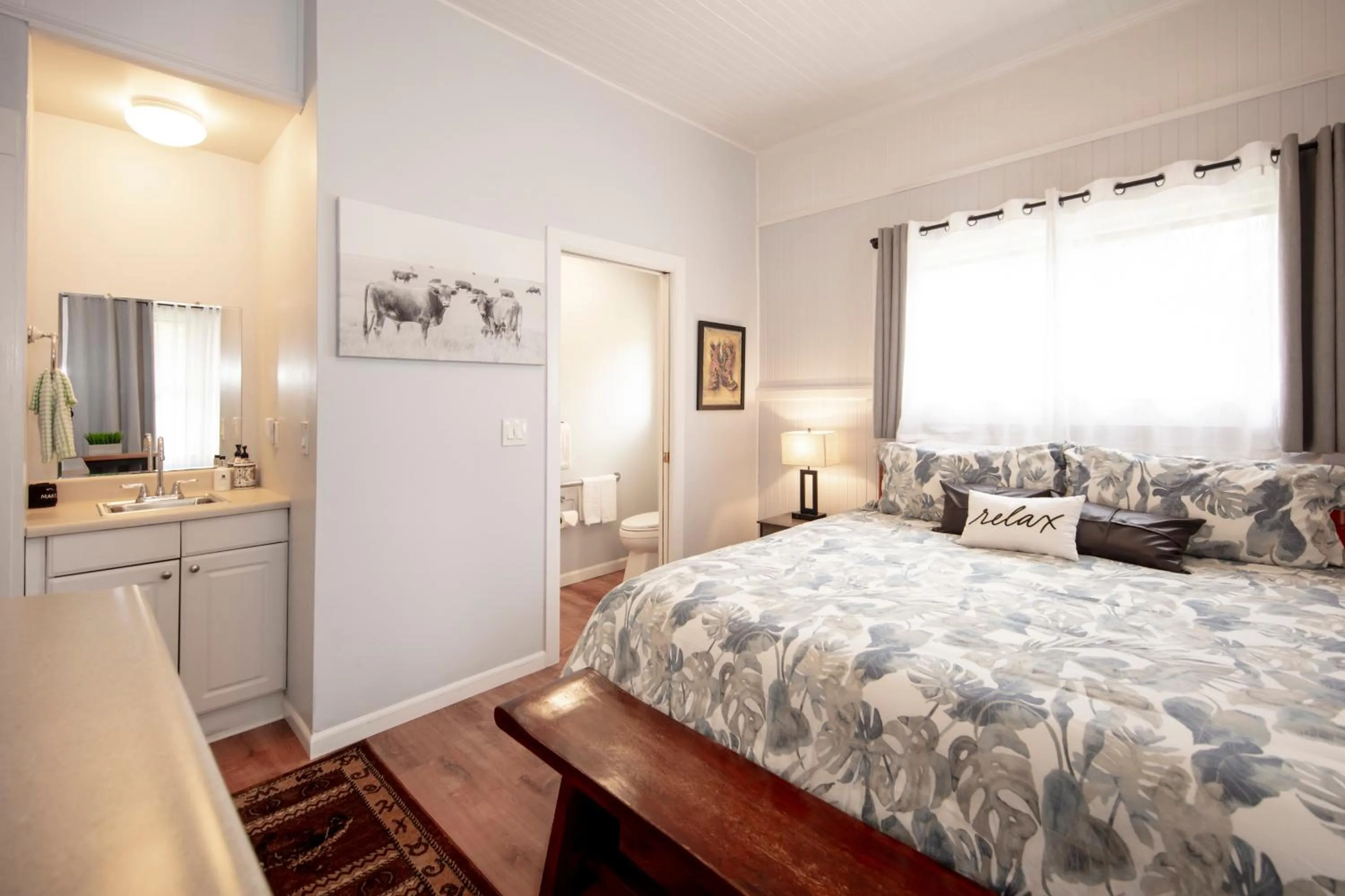 Toilet, Bed in Aloha Junction Bed and Breakfast -Minutes away from Hawaii Volcanoes National Park