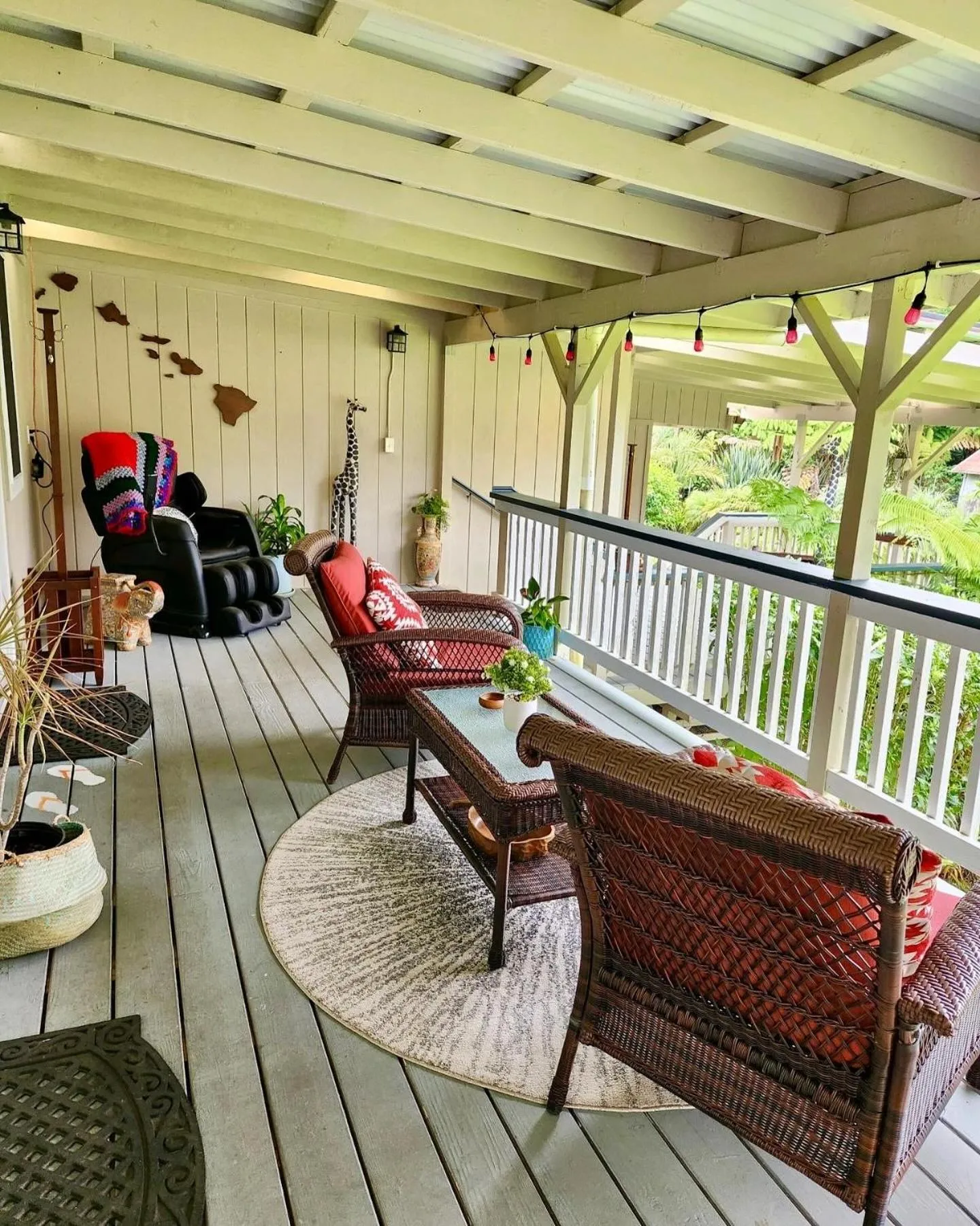 Patio in Aloha Junction Bed and Breakfast -Minutes away from Hawaii Volcanoes National Park