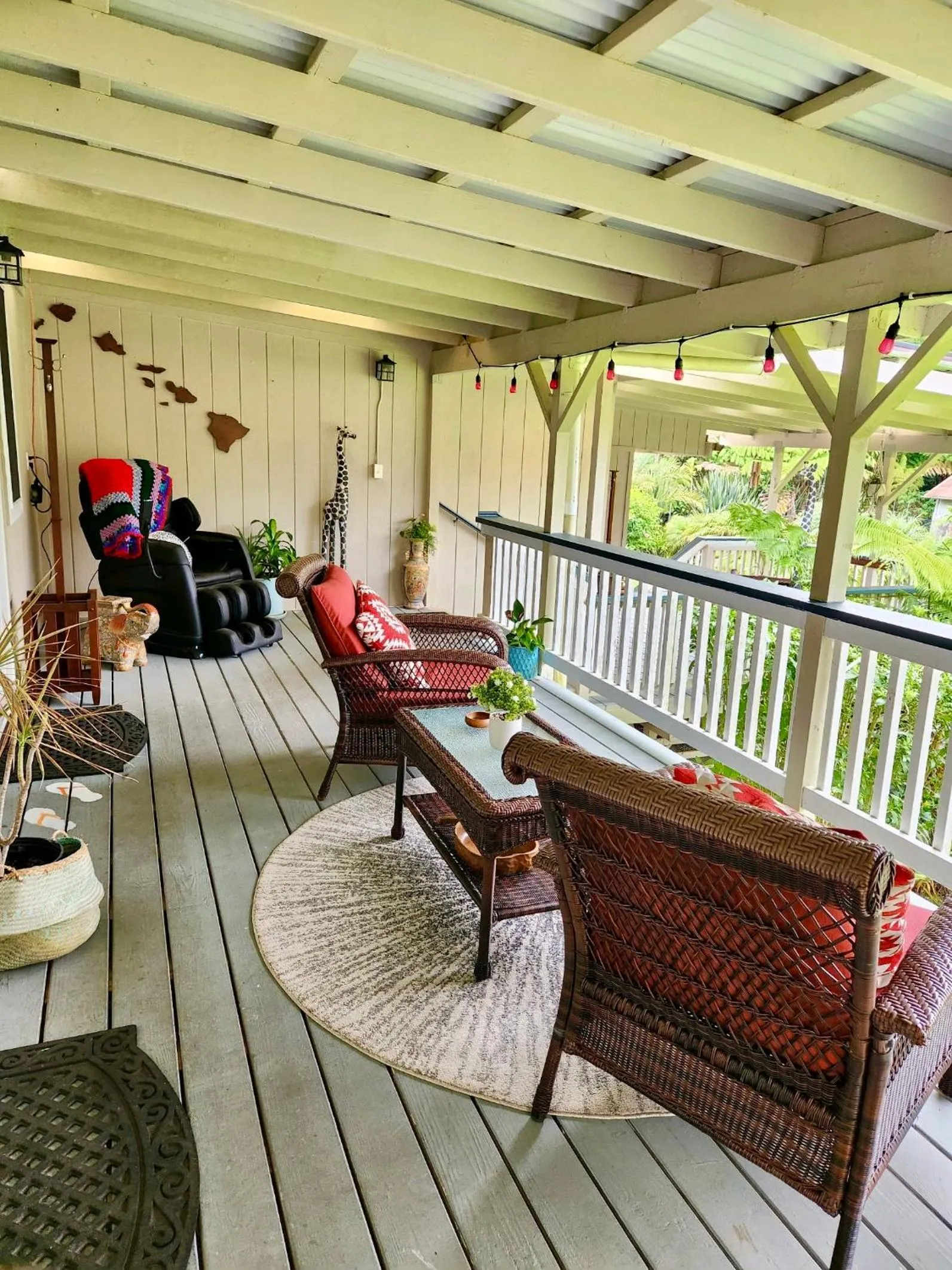 Patio in Aloha Junction Bed and Breakfast -Minutes away from Hawaii Volcanoes National Park
