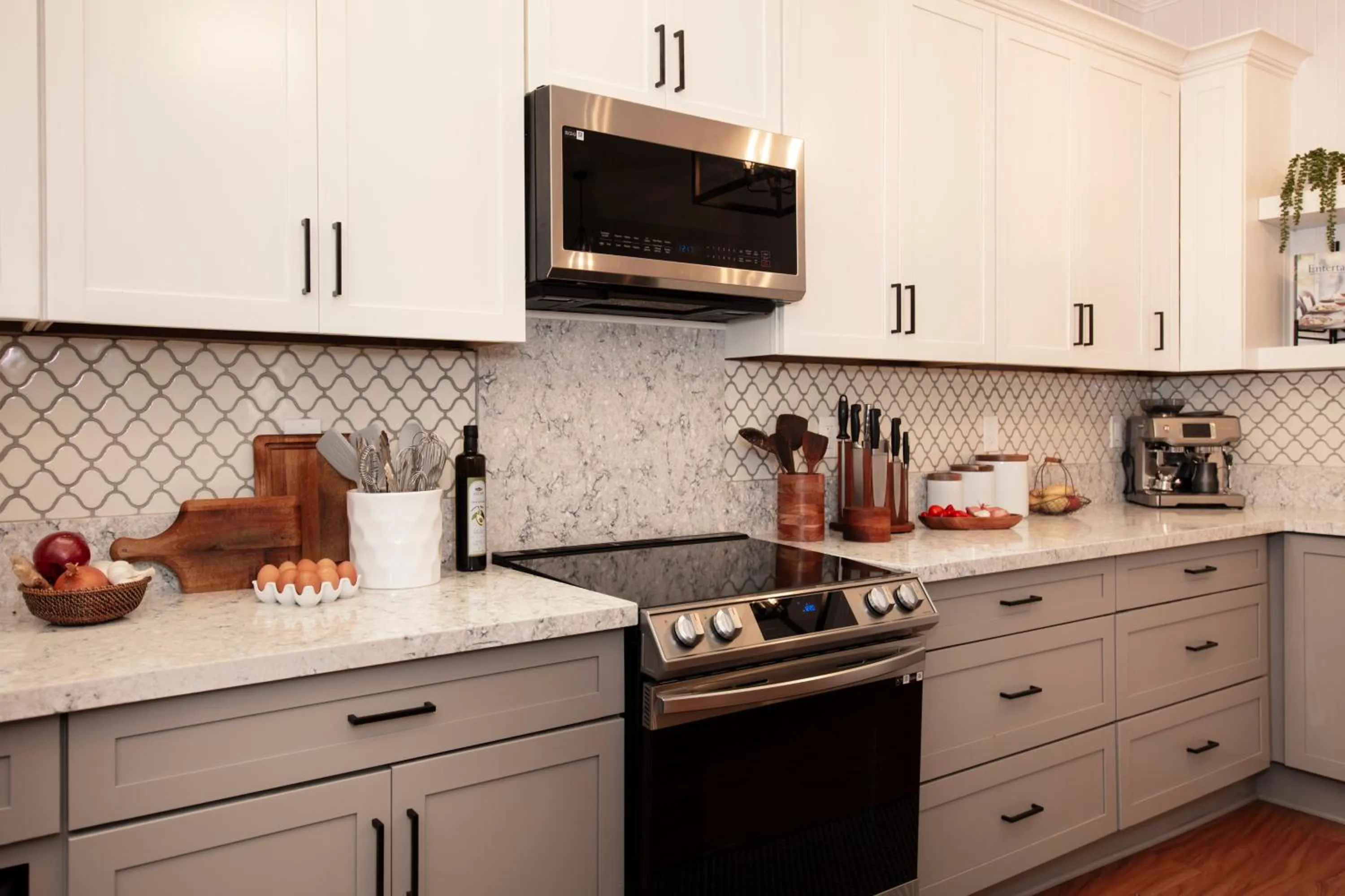 oven in Aloha Junction Bed and Breakfast -Minutes away from Hawaii Volcanoes National Park