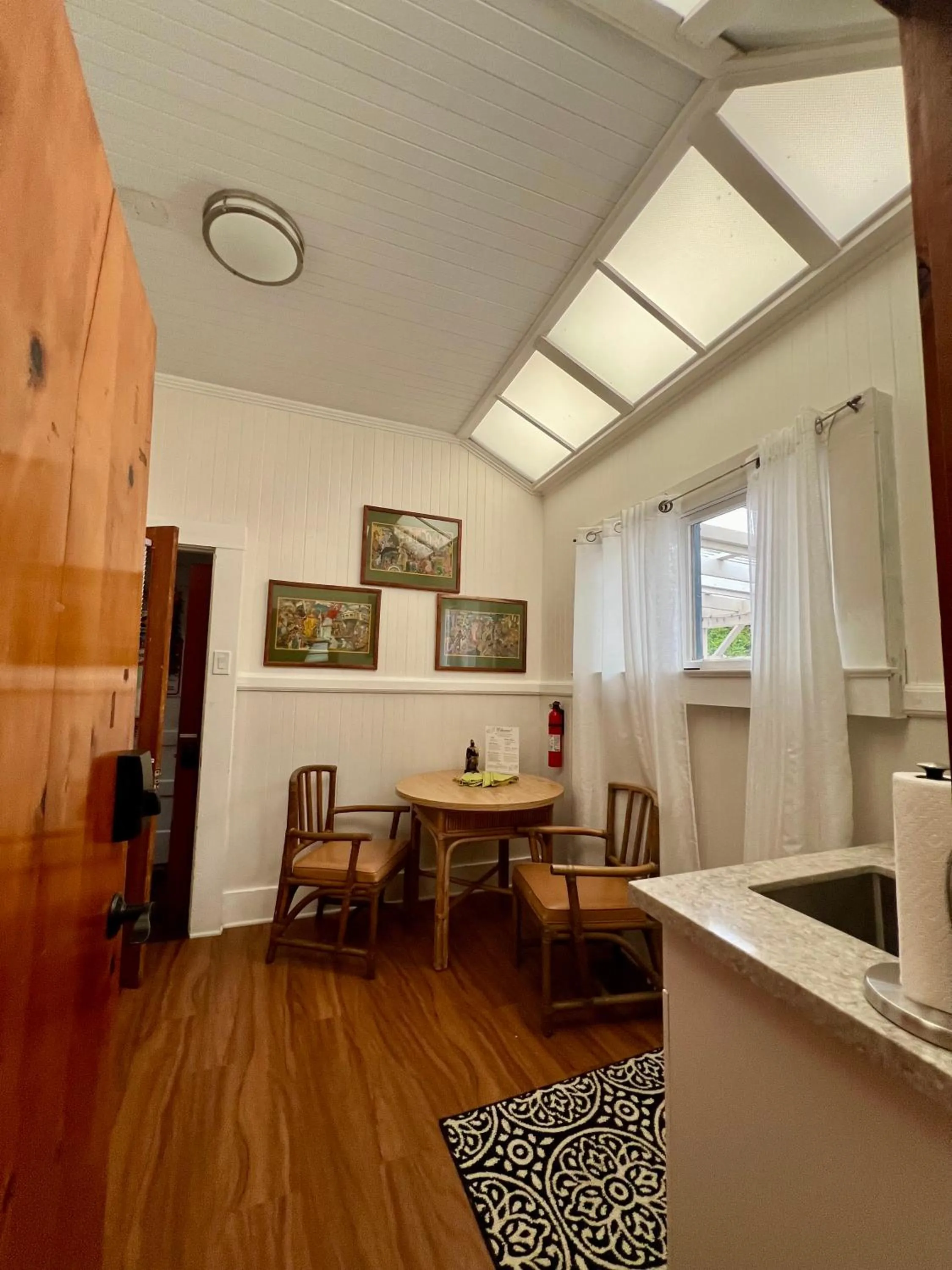 Dining area in Aloha Junction Bed and Breakfast -Minutes away from Hawaii Volcanoes National Park