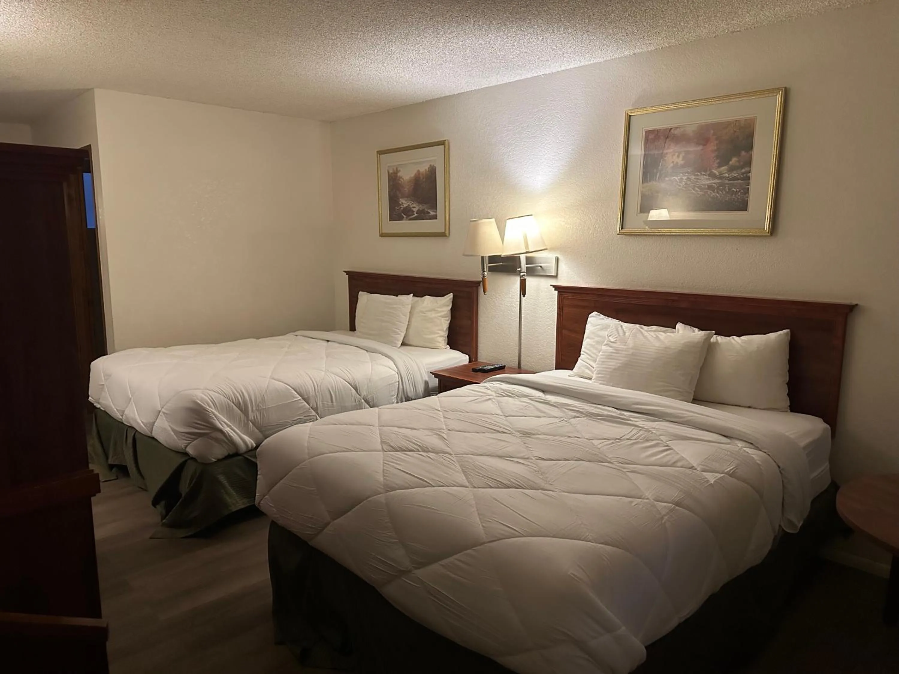 Bedroom, Bed in The River Inn