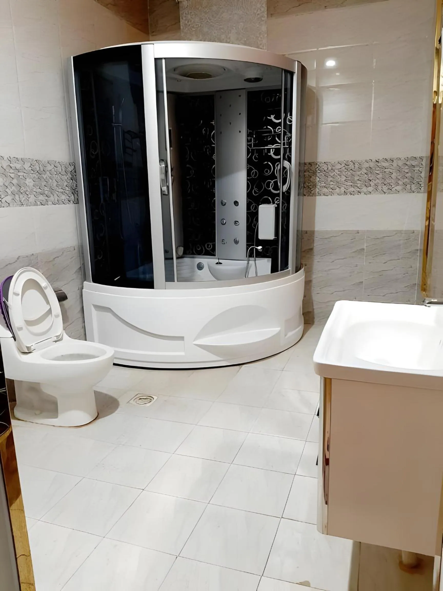 Shower in شقق أهلين ثلاثة للشقق المخدومة