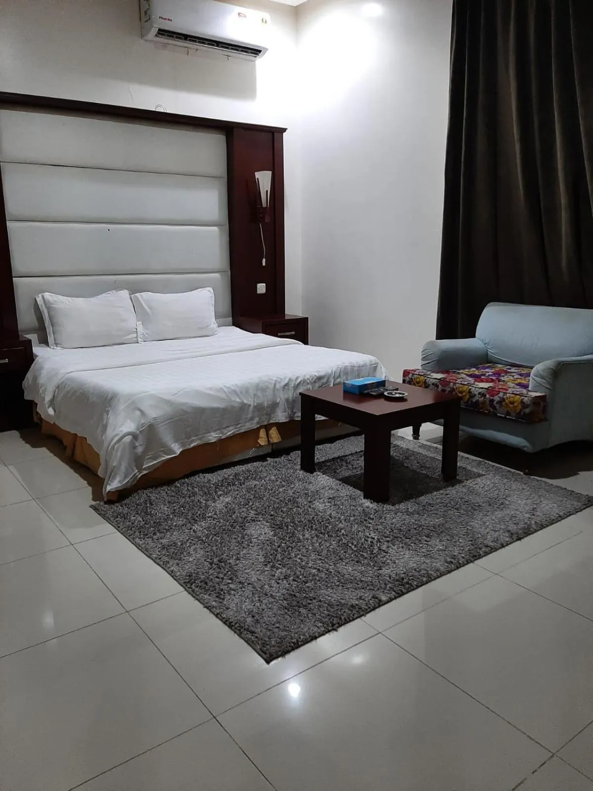 Living room, Bed in شقق أهلين ثلاثة للشقق المخدومة