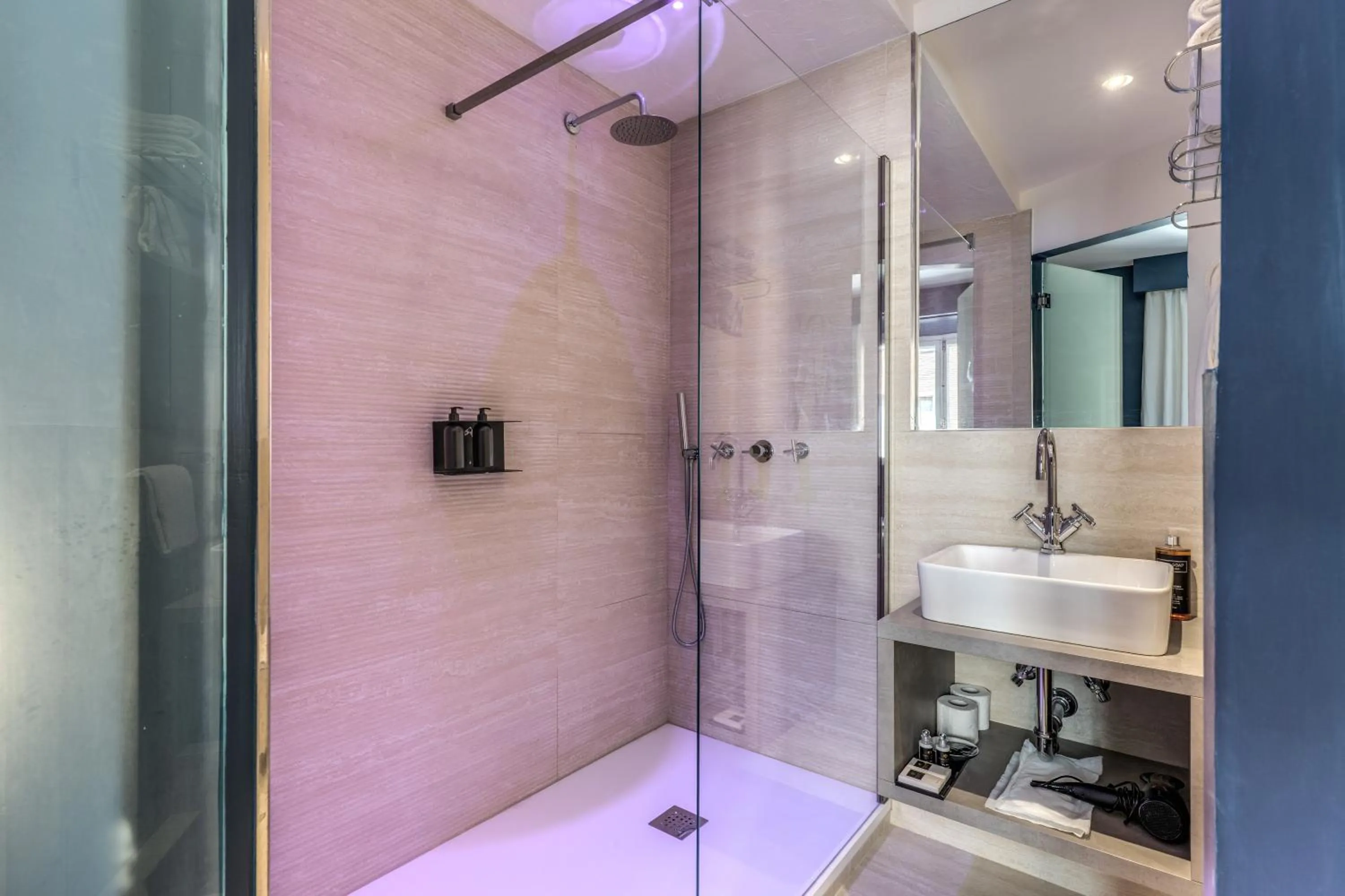 Shower in Telier Tomacelli