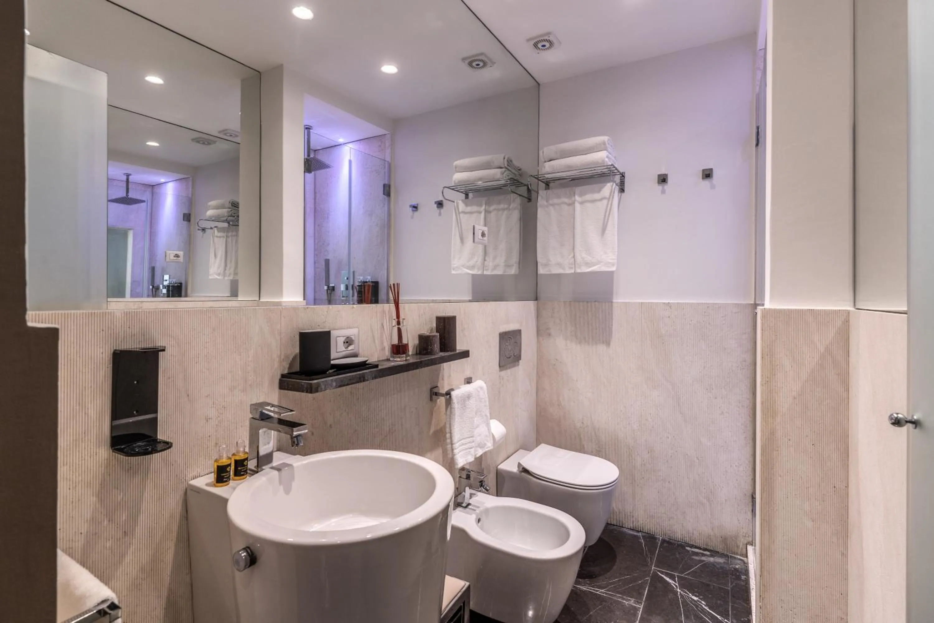 Toilet in Telier Tomacelli