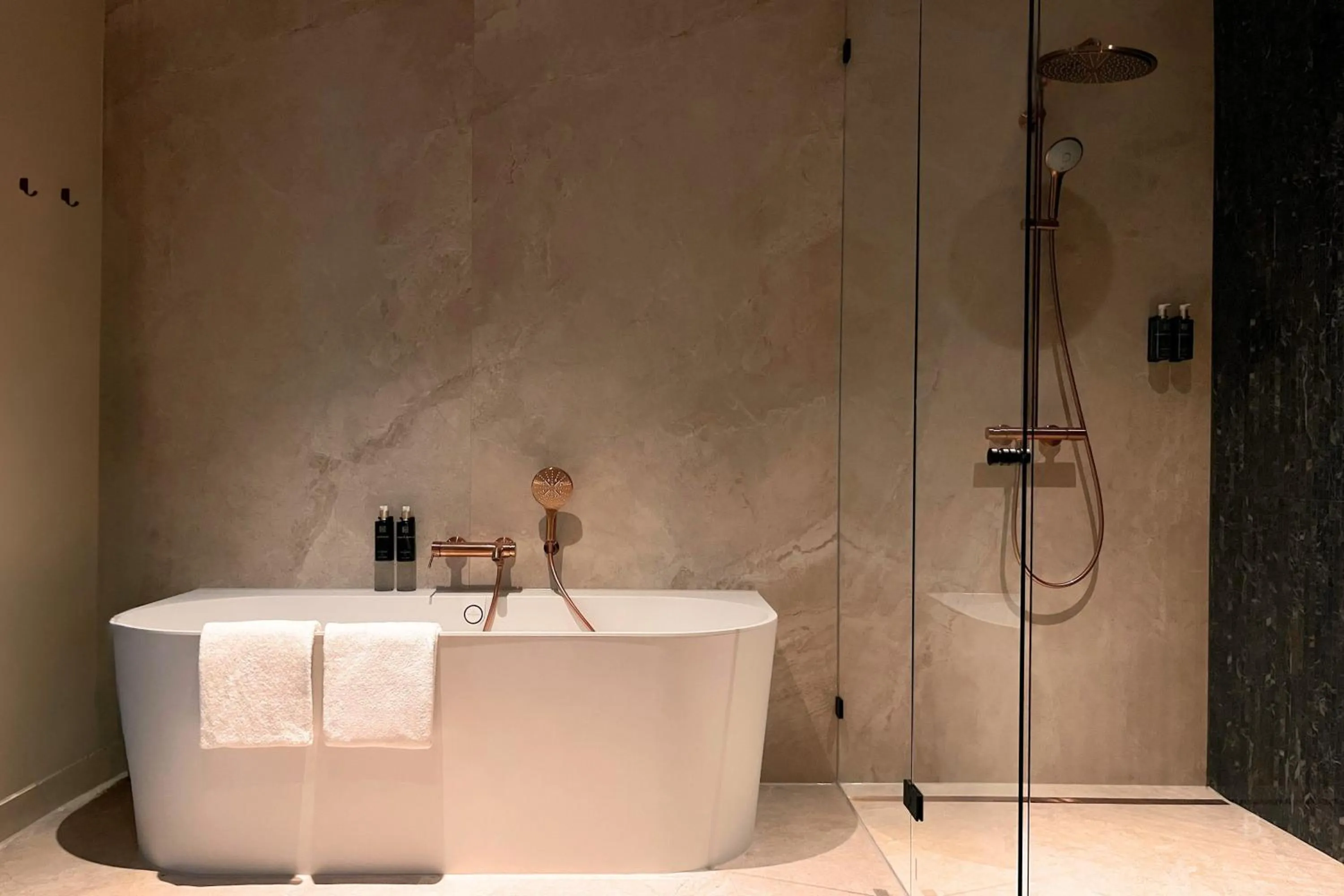 Shower in Hotel Die Port van Cleve