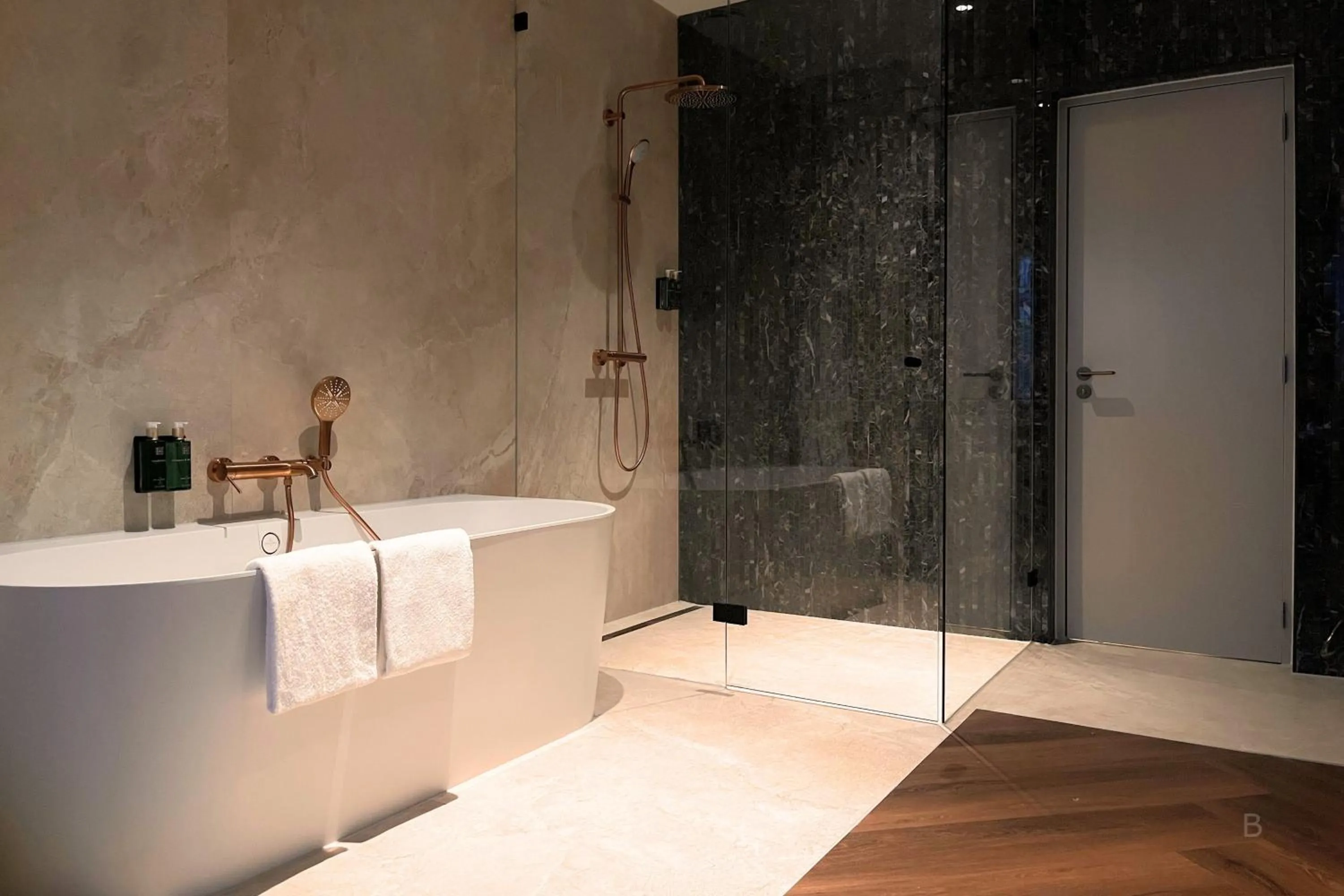 Shower in Hotel Die Port van Cleve