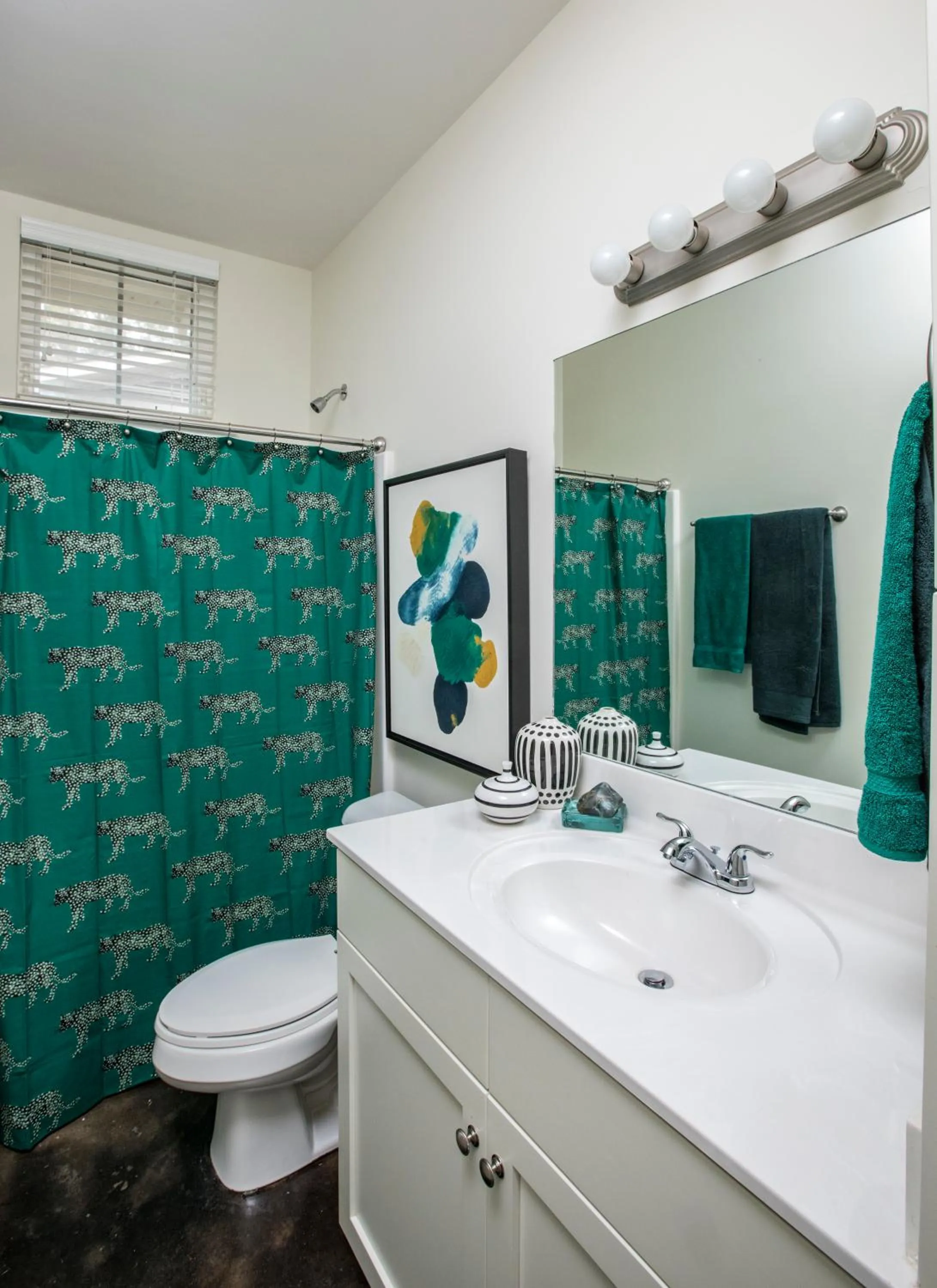 Bathroom in The Louis Hotel