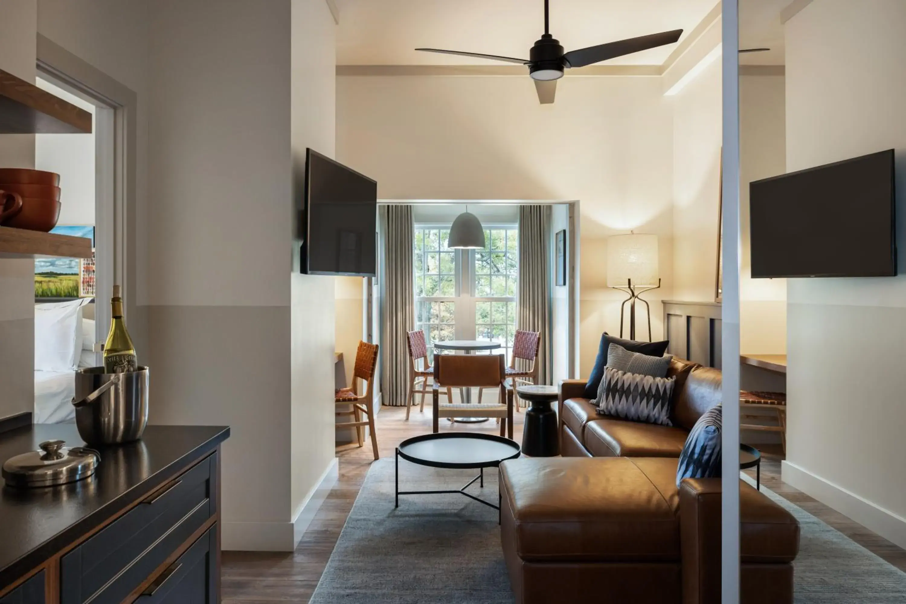 King Suite with Balcony in The Louis Hotel King Suite with Balcony in The Louis Hotel