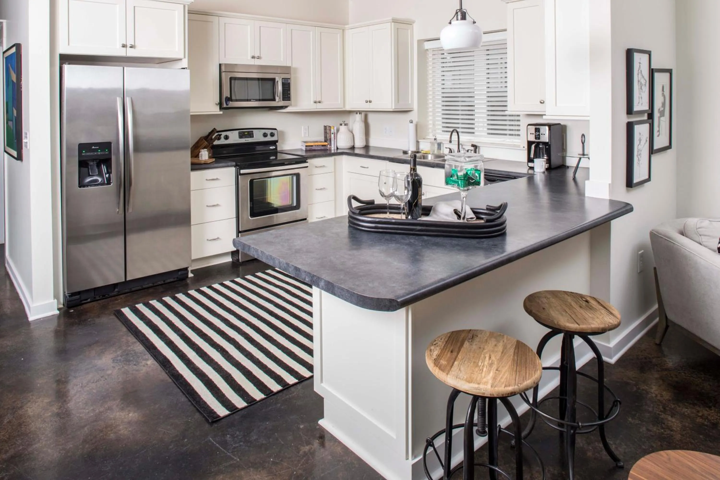 Coffee/tea facilities in The Louis Hotel