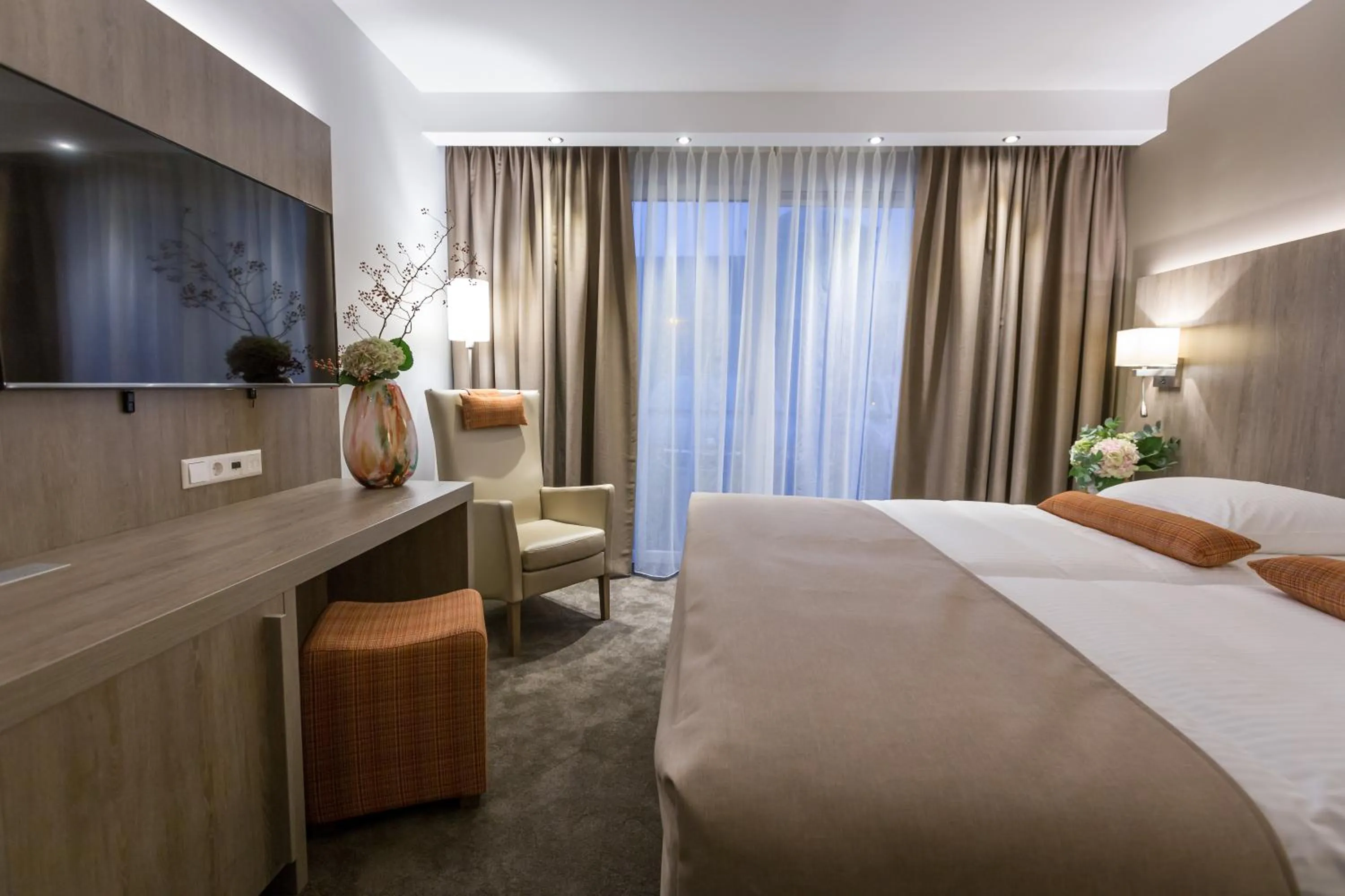 Comfort Double Room with Spa Bath and Rain shower in Boutique Hotel Scheepers