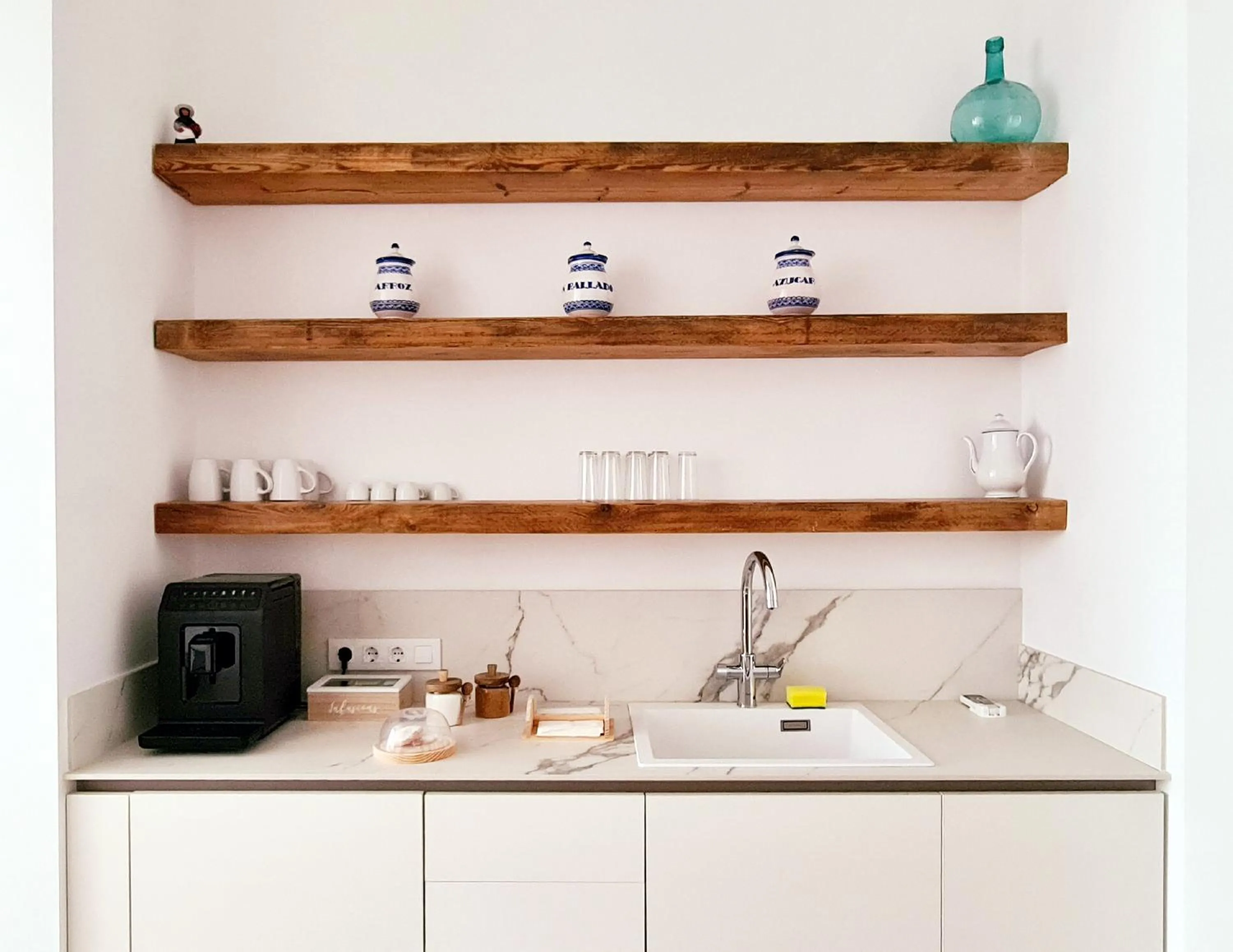 Communal kitchen in Waki Conscious Hotel