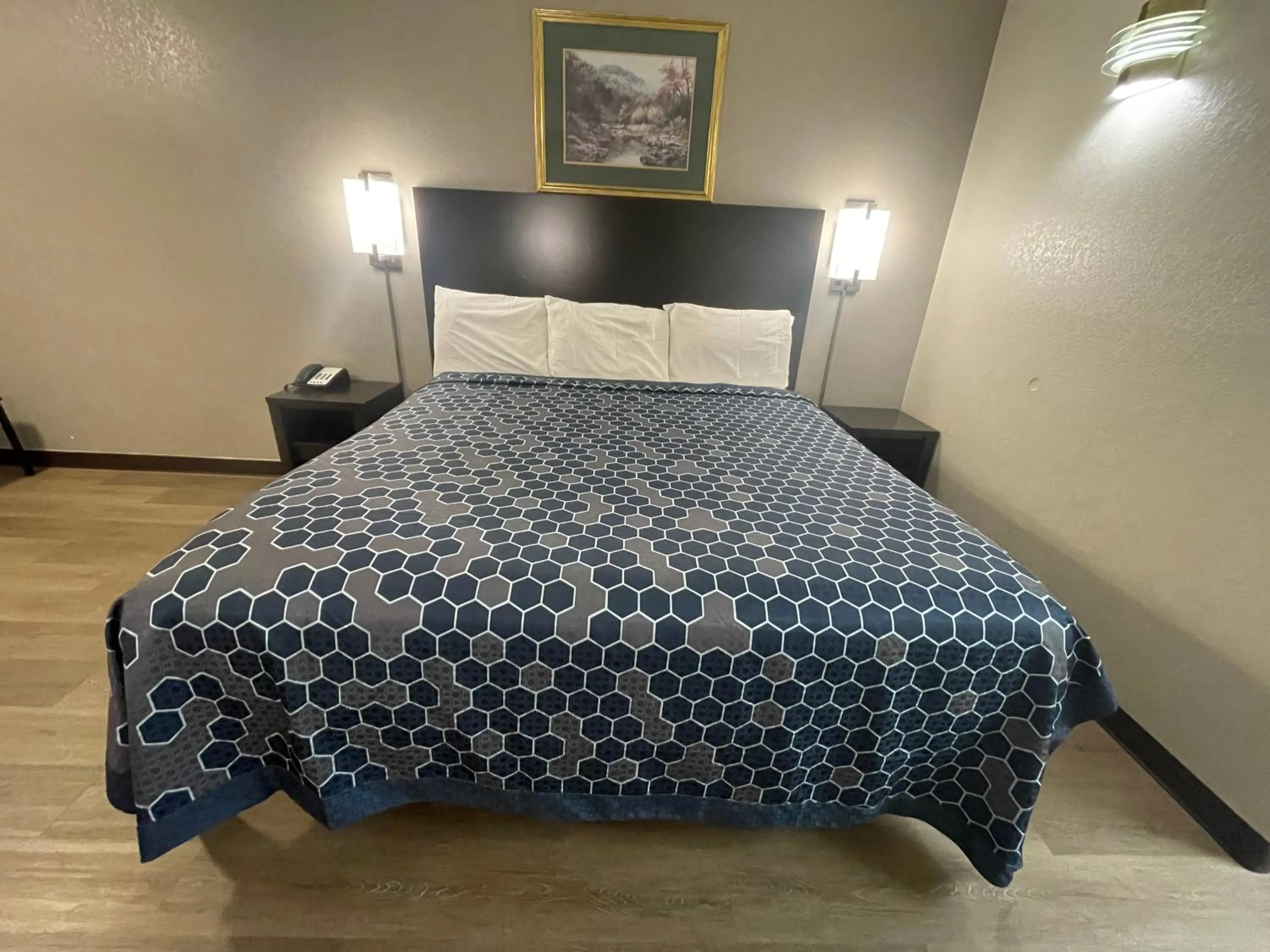 Bed in Royal Inn Motel