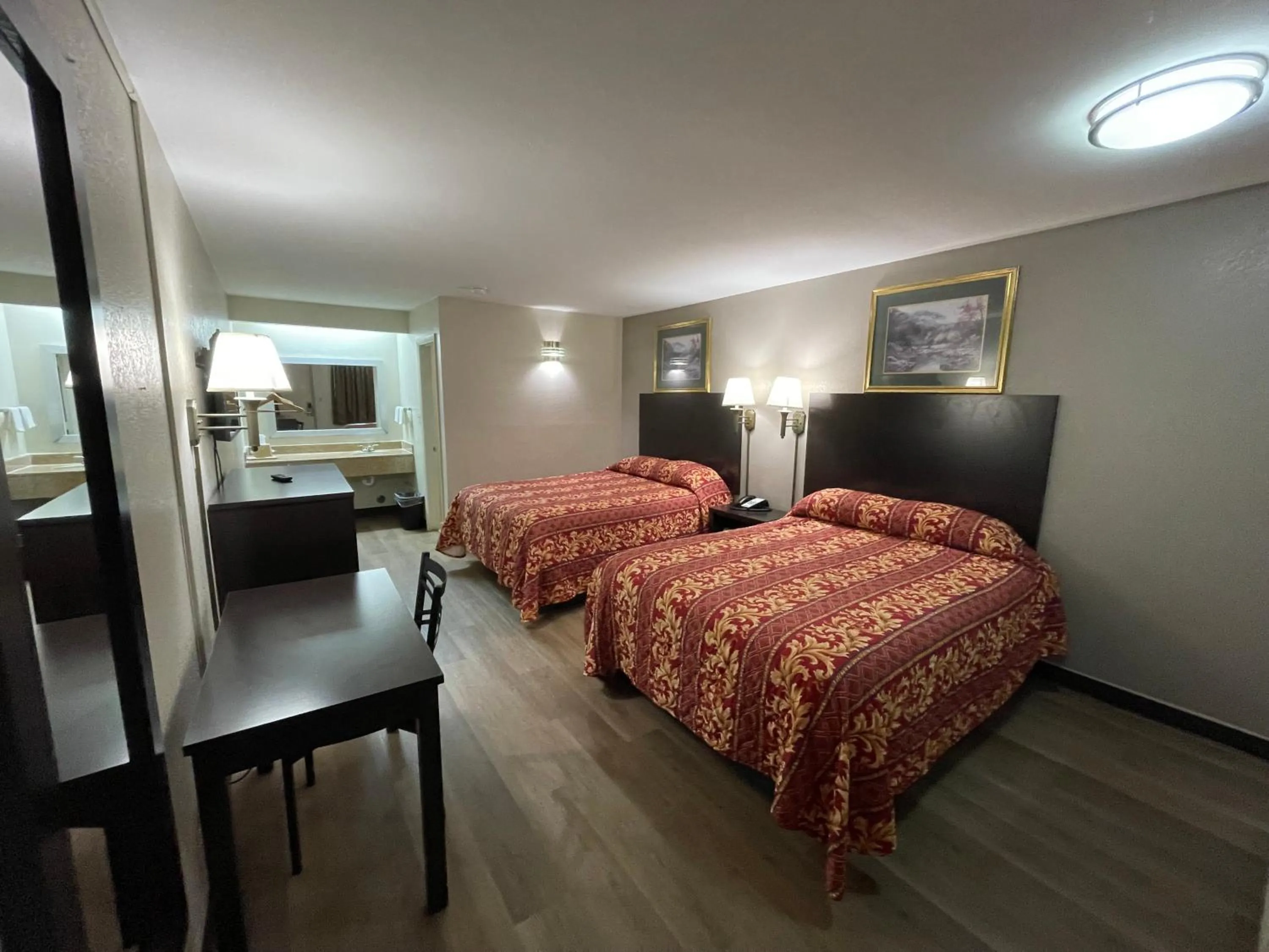 Bed in Royal Inn Motel