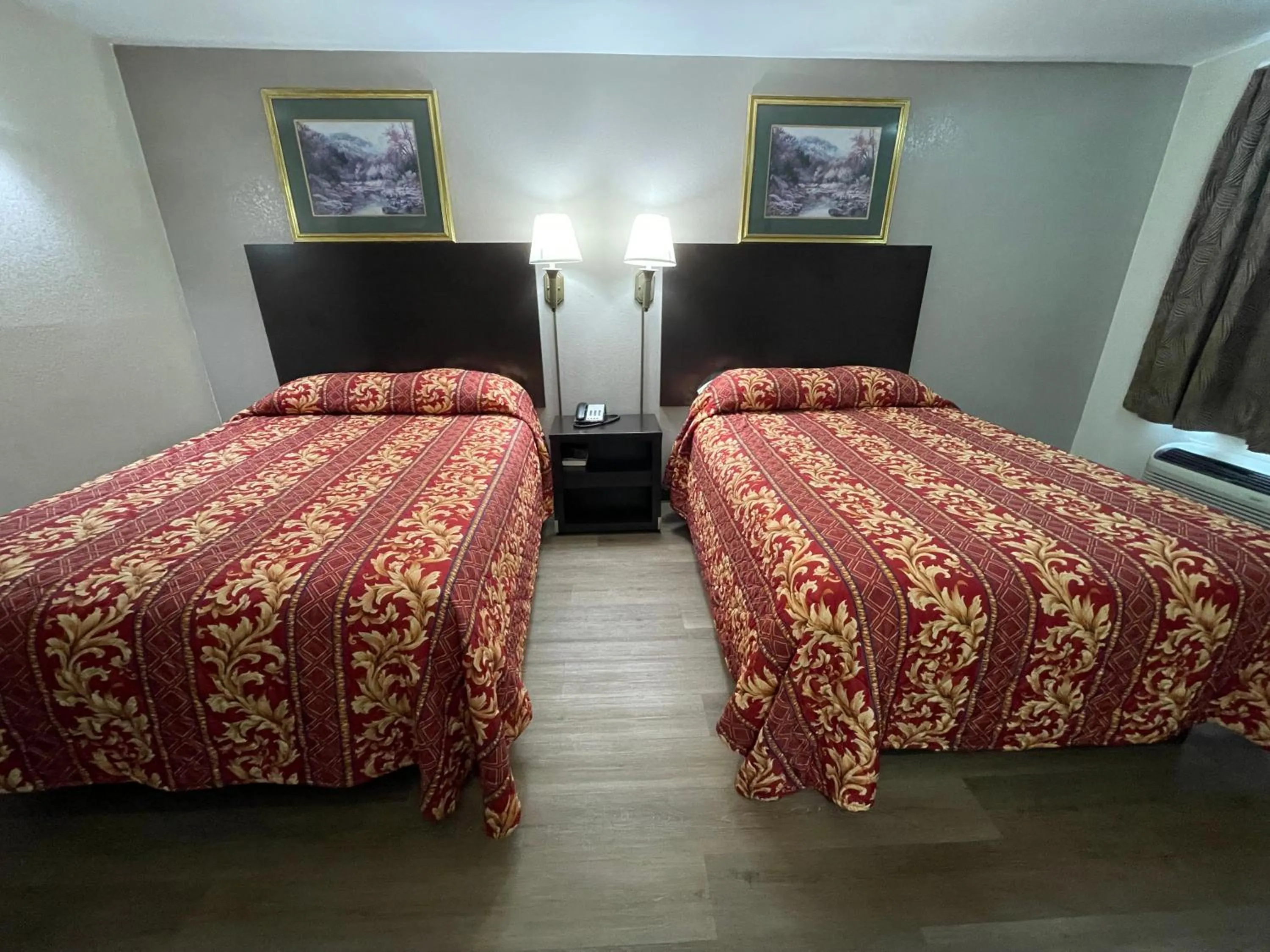 Bed in Royal Inn Motel