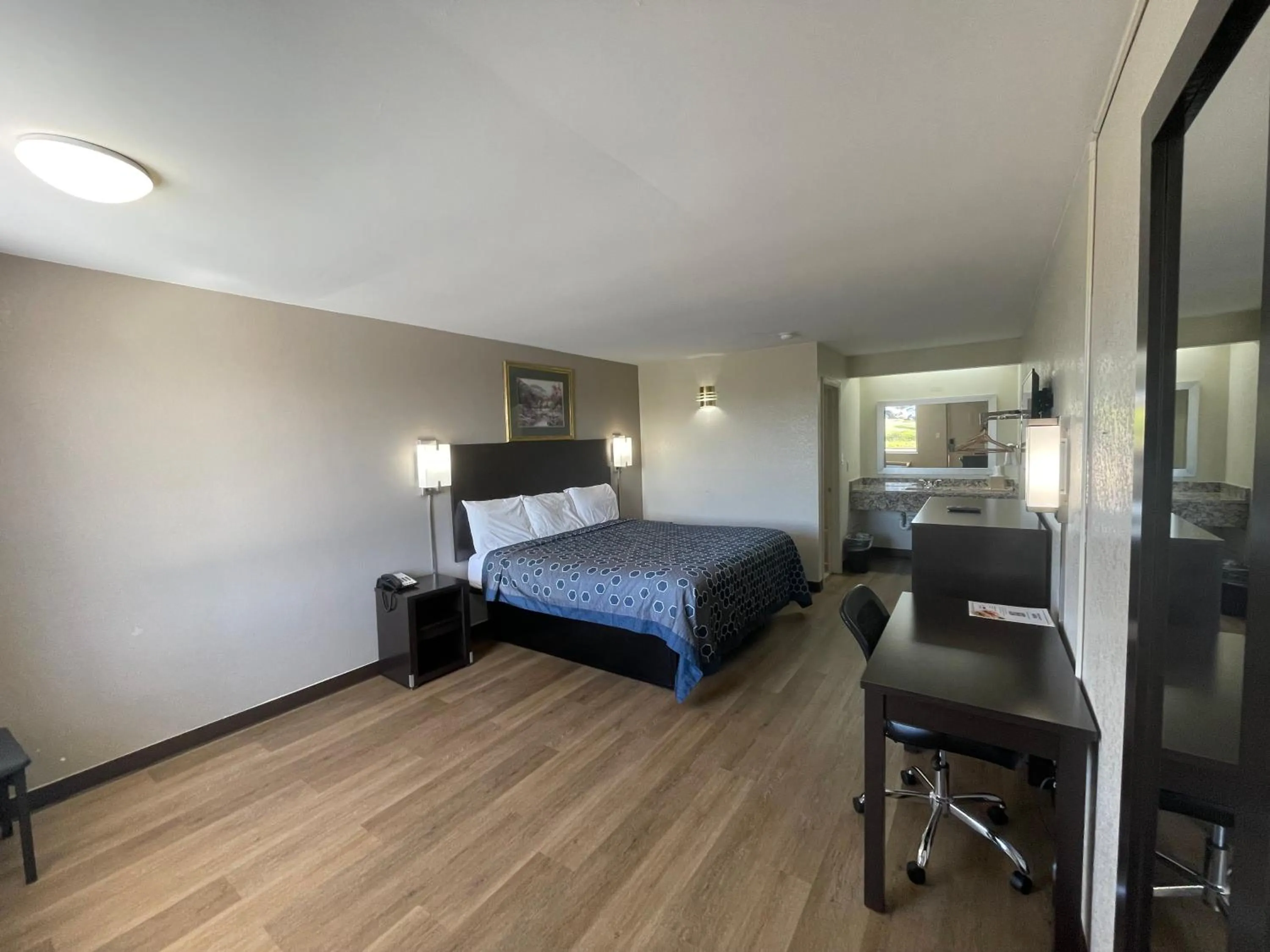 Bed in Royal Inn Motel