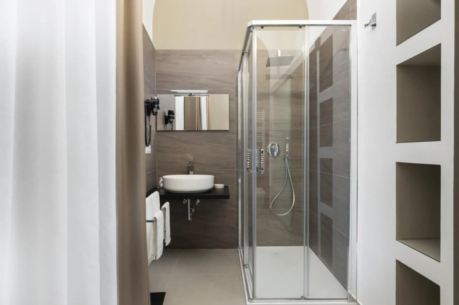 Shower in La Regina del Duomo Catania Centro