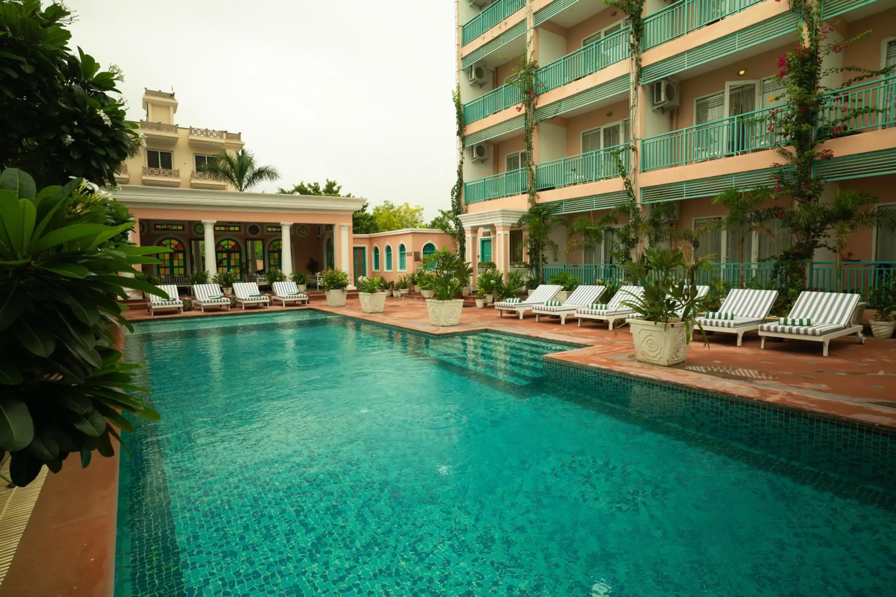 HOTEL WHITE RABBIT HOTEL WHITE RABBIT