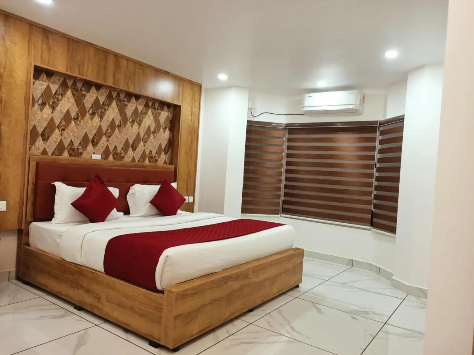 Bedroom, Bed in Mayo Suites