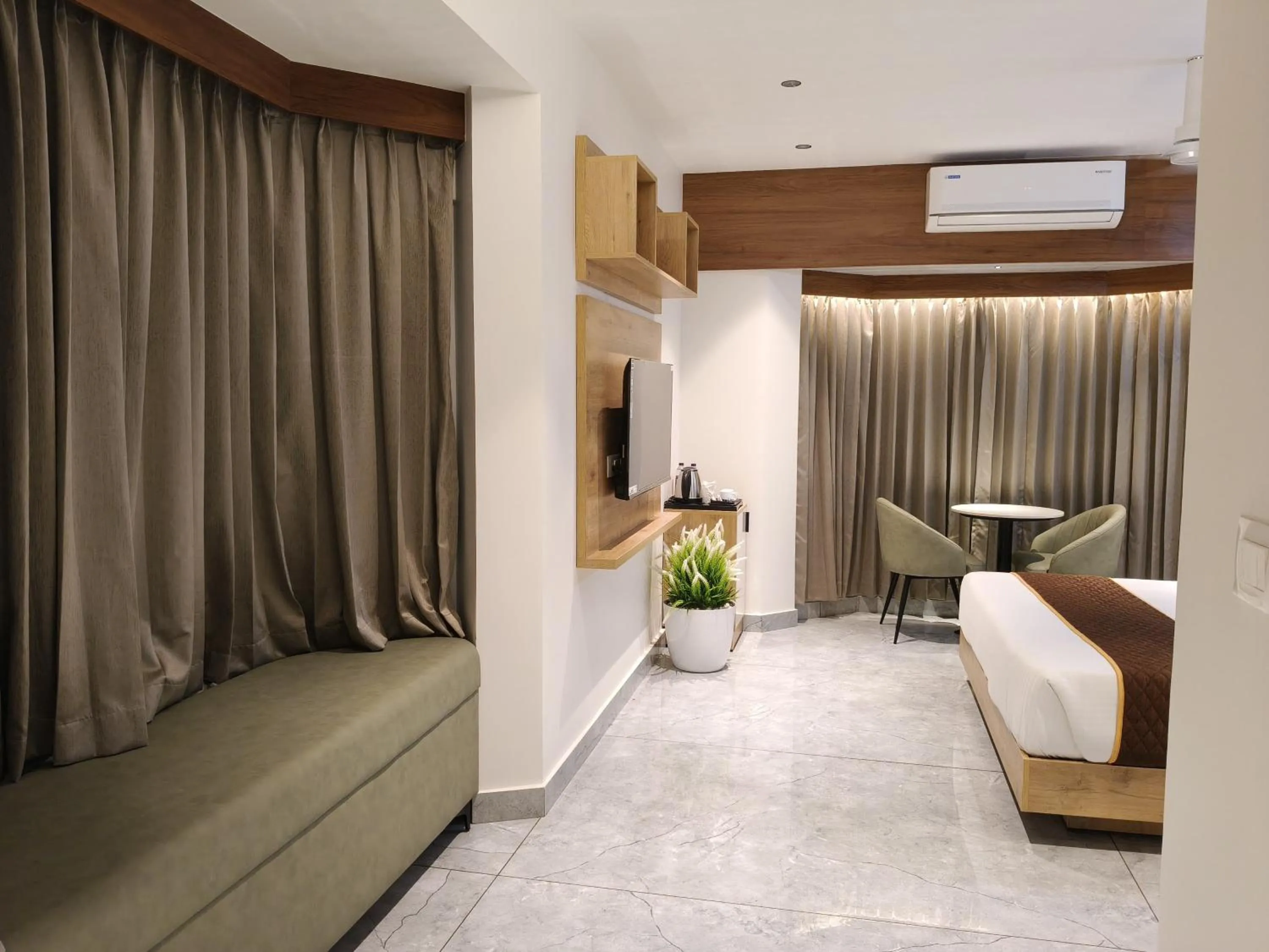 Bedroom, Bed in Mayo Suites