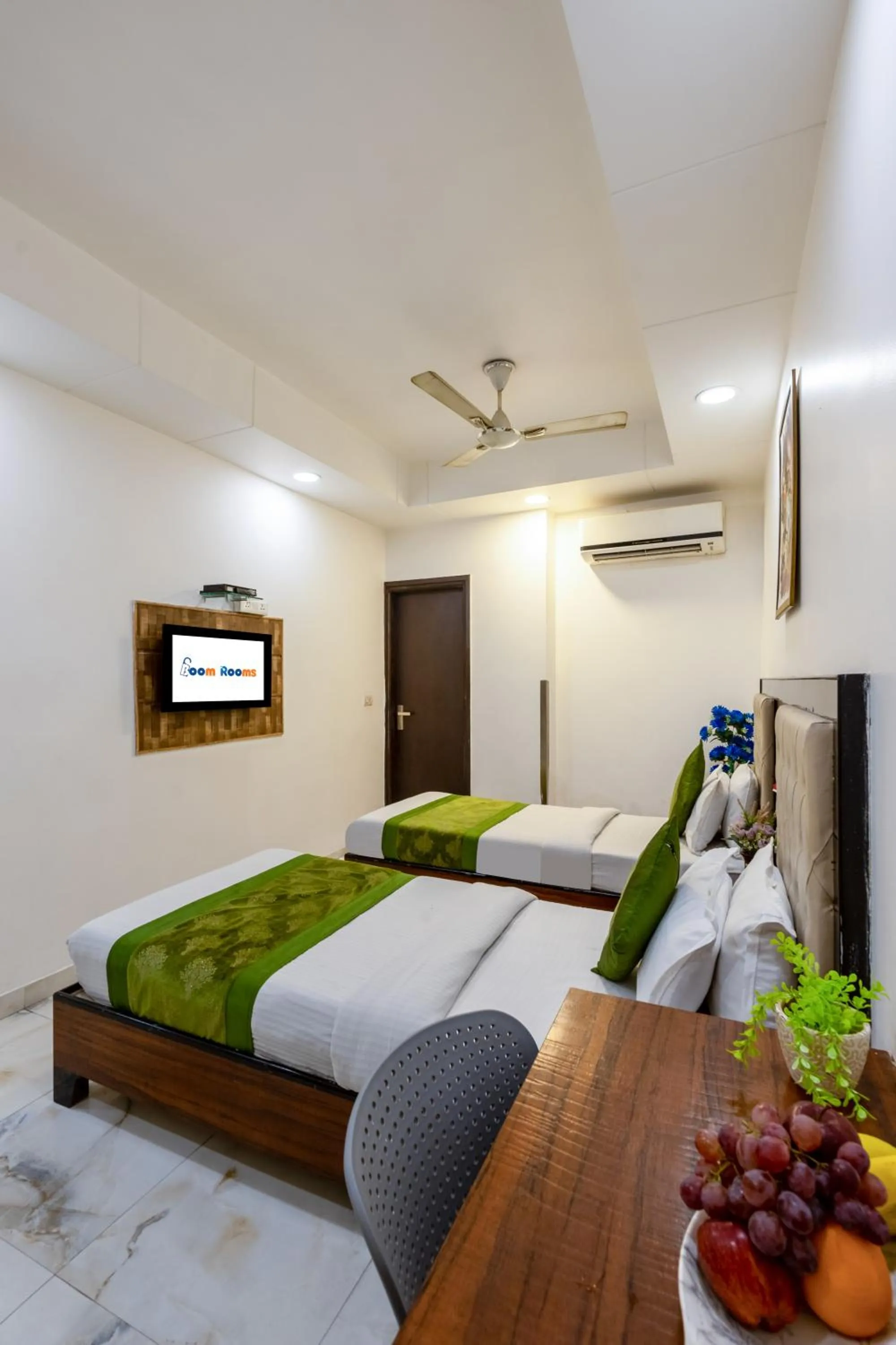 Photo of the whole room, Bed in Hotel Emporio View - New Delhi Railway Station - Paharganj