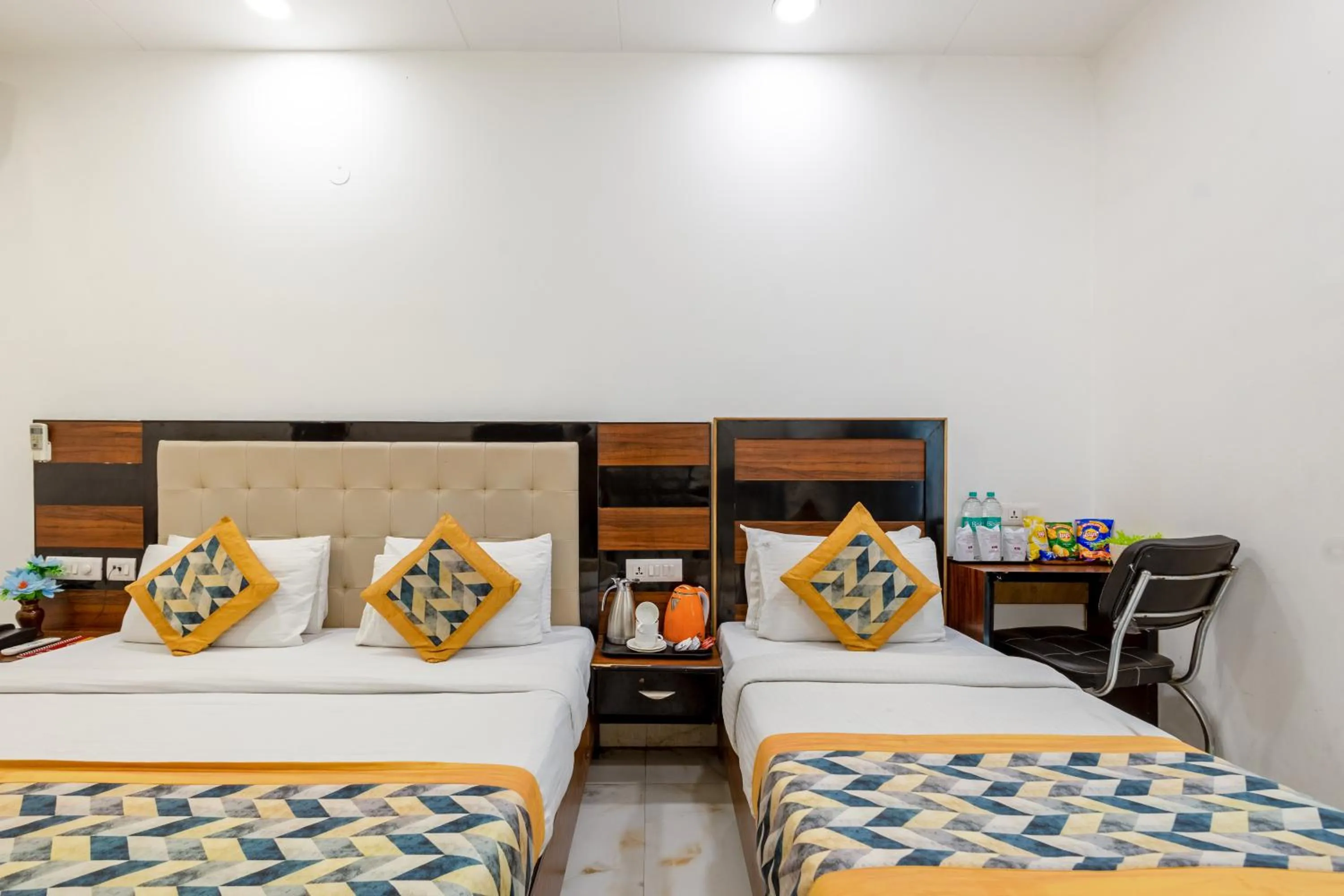 Bed in Hotel Emporio View - New Delhi Railway Station - Paharganj