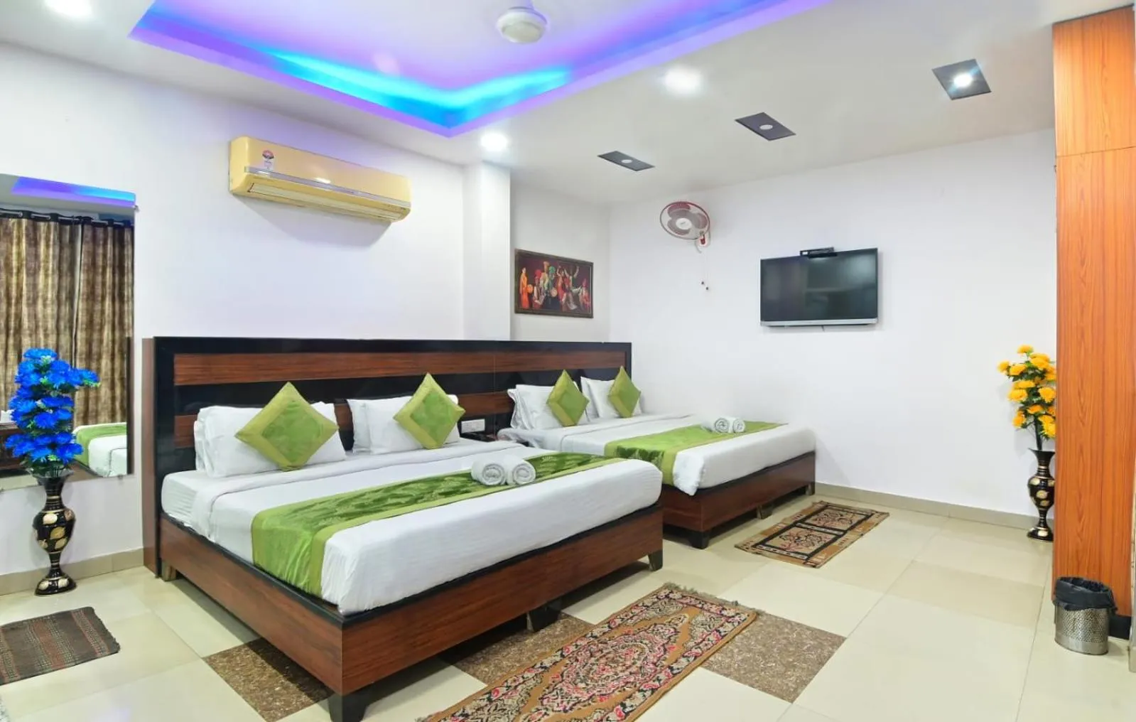 Bedroom, Bed in Hotel Emporio View - New Delhi Railway Station - Paharganj