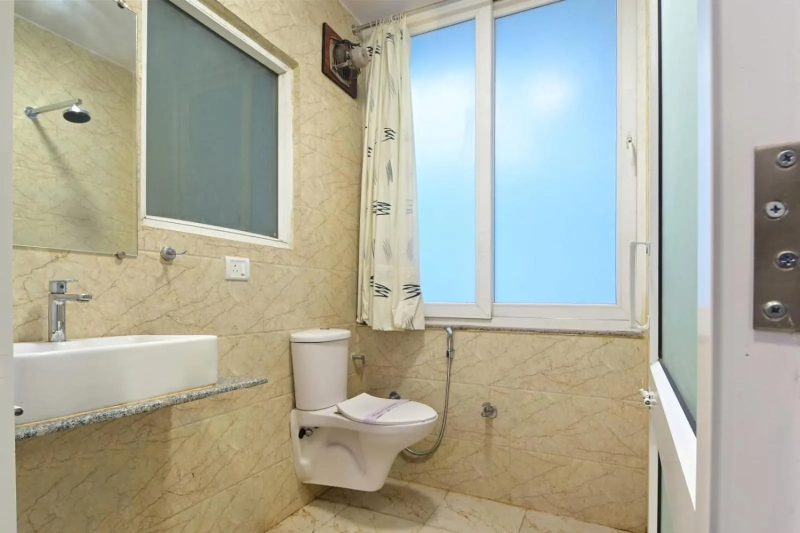 Bathroom in Hotel Emporio View - New Delhi Railway Station - Paharganj