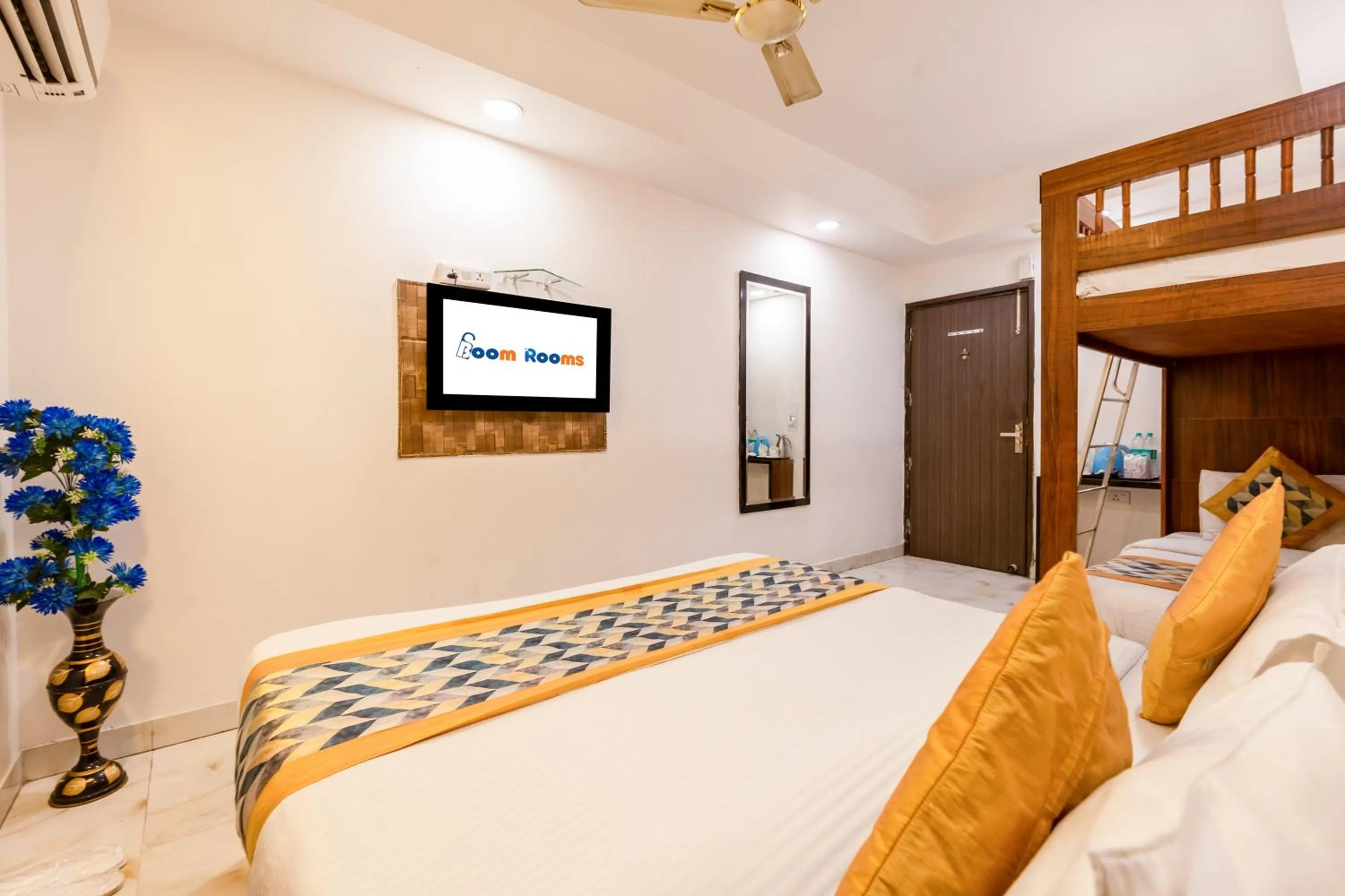 Bed in Hotel Emporio View - New Delhi Railway Station - Paharganj