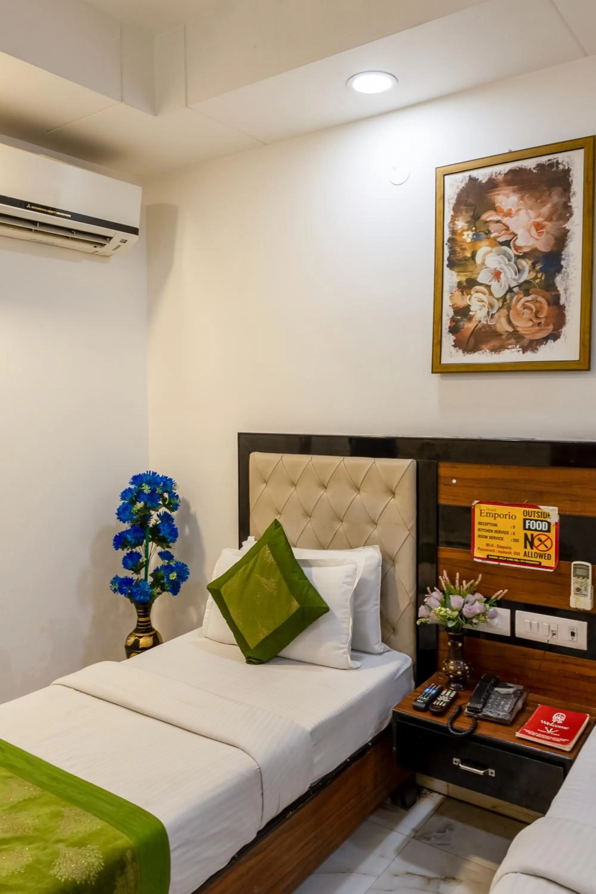 Bed in Hotel Emporio View - New Delhi Railway Station - Paharganj