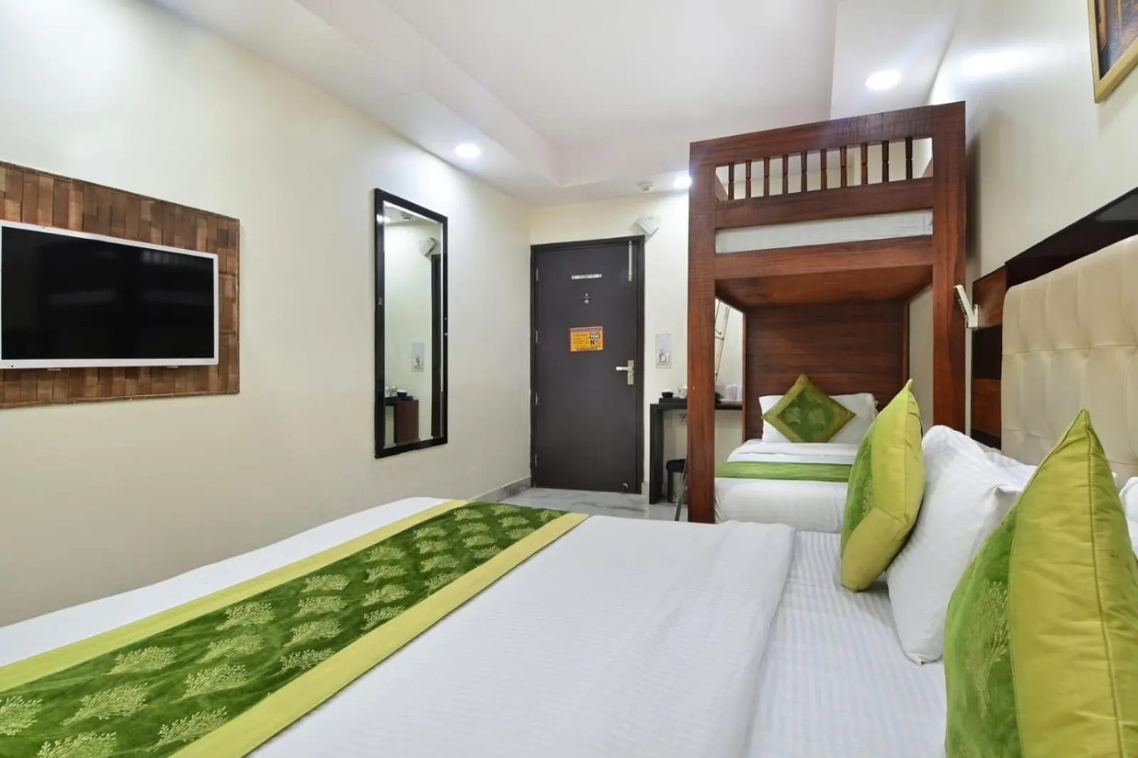 TV and multimedia, Bed in Hotel Emporio View - New Delhi Railway Station - Paharganj