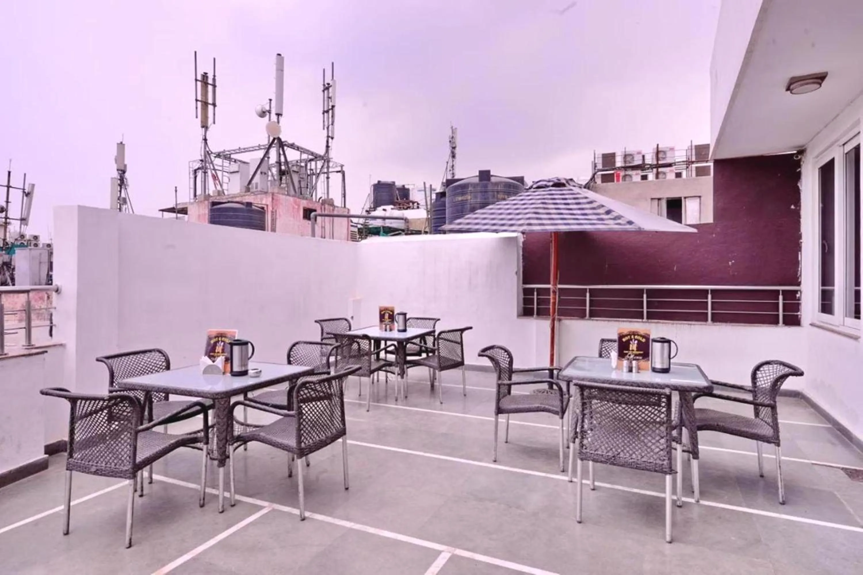 Restaurant/places to eat in Hotel Emporio View - New Delhi Railway Station - Paharganj