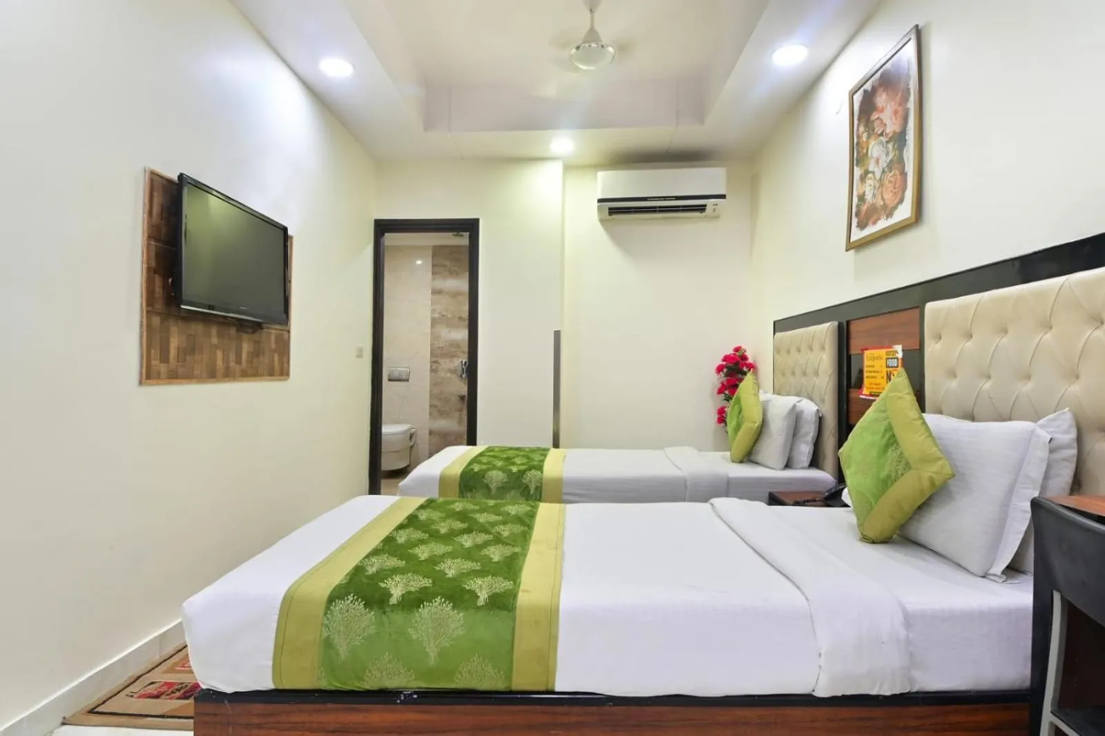 Bedroom, Bed in Hotel Emporio View - New Delhi Railway Station - Paharganj